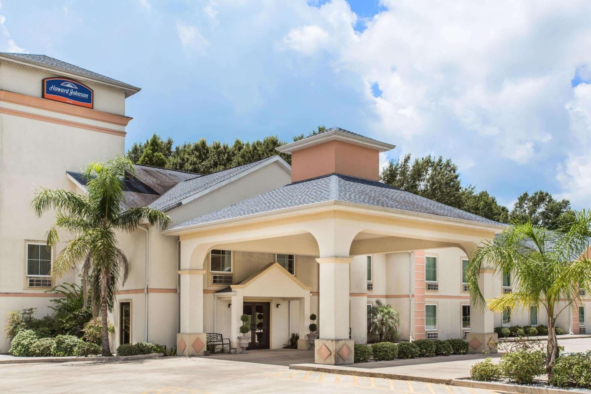Howard Johnson by Wyndham Houma interior in Houma, LA — gallery photo 2