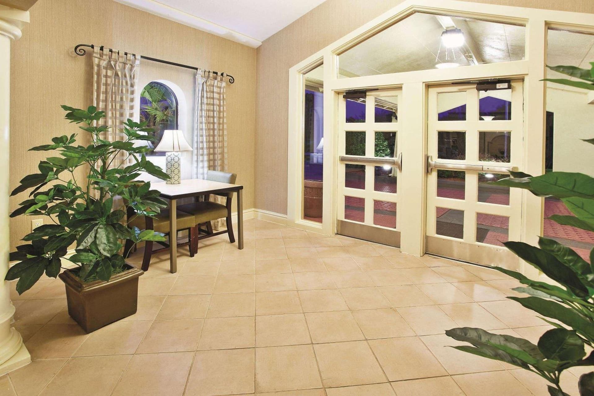Howard Johnson by Wyndham Columbus Fort Moore gallery photo in Columbus, GA — image 5