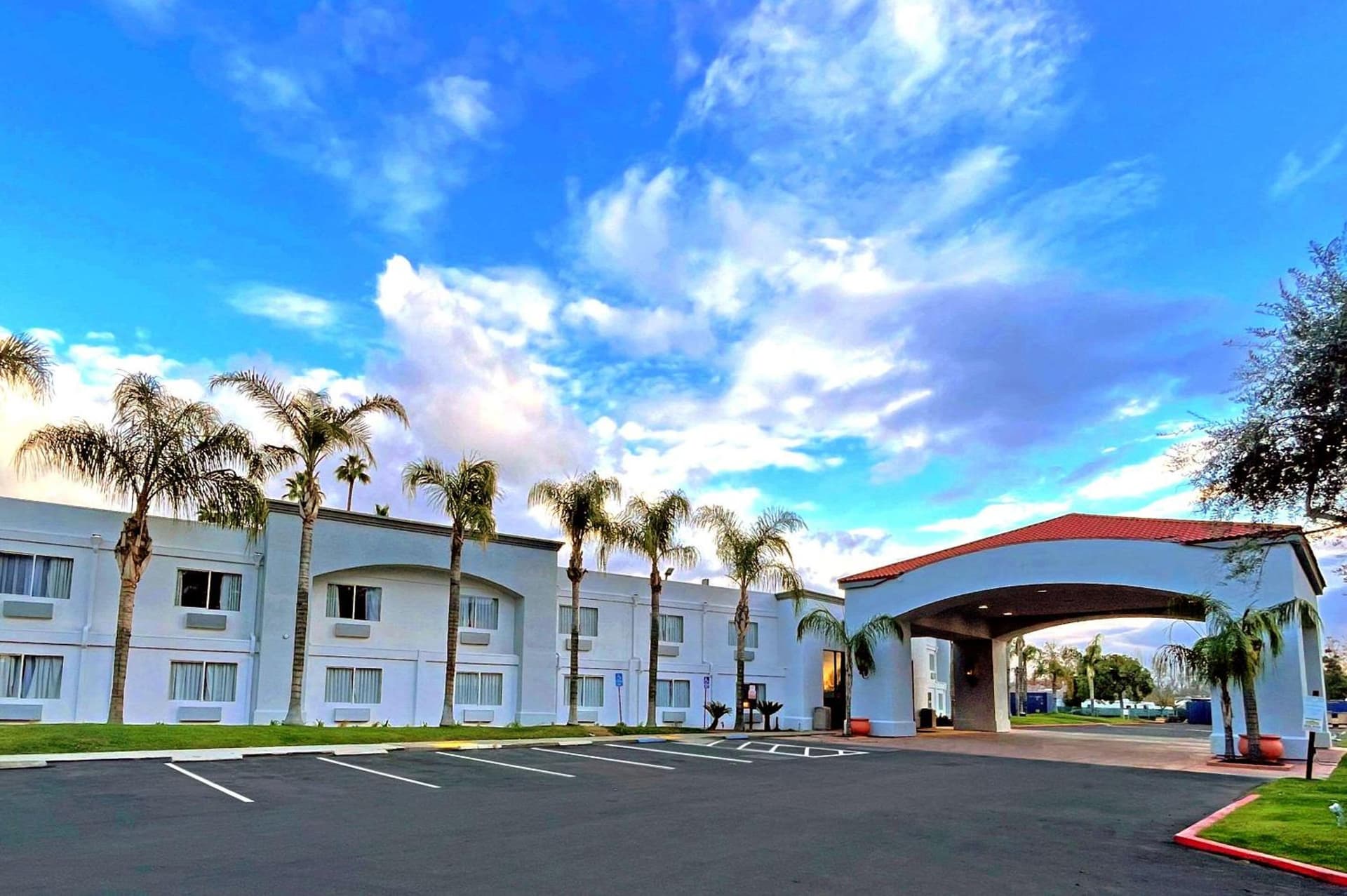 Hourglass Hotel, Trademark Collection by Wyndham interior in Bakersfield, CA — gallery photo 2