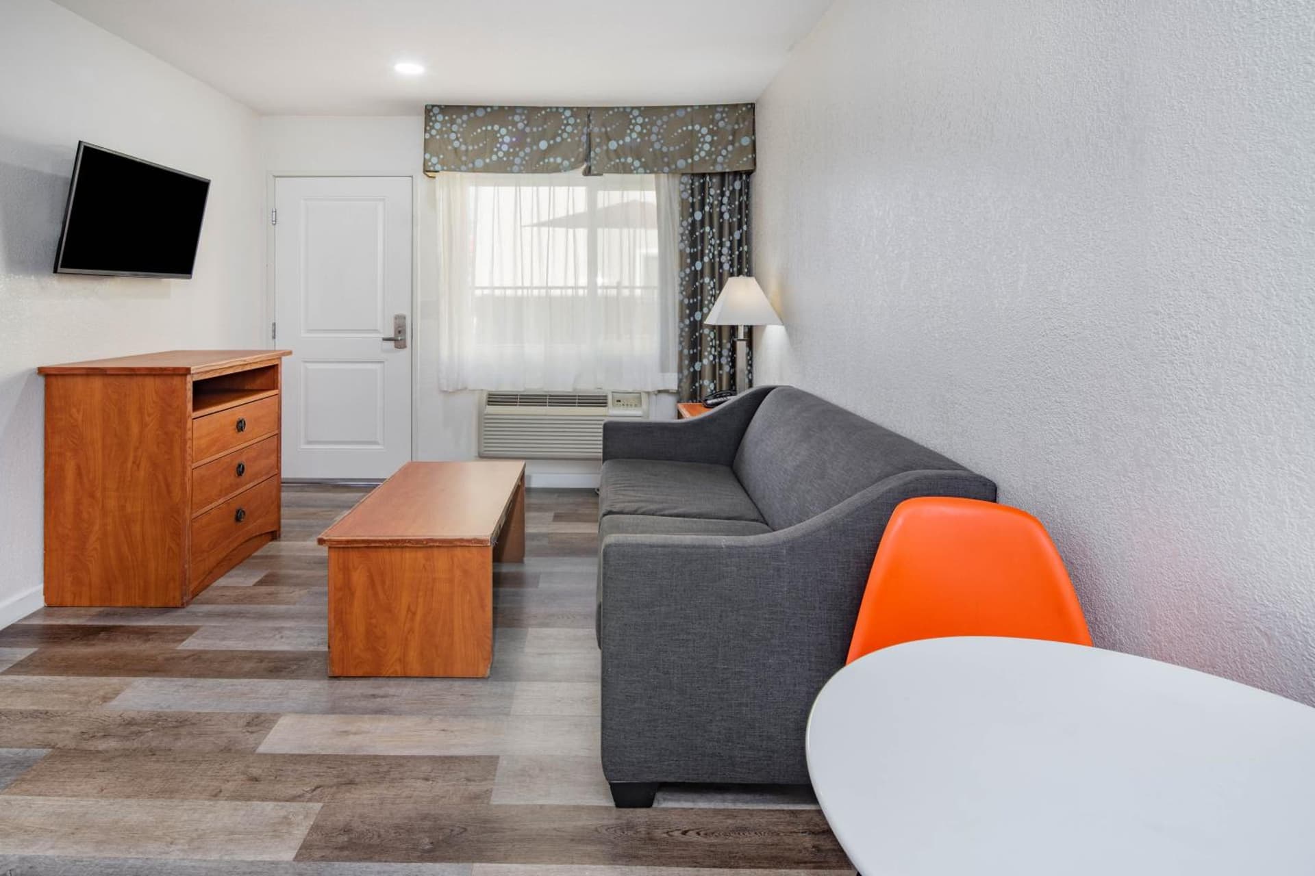 Howard Johnson Suites by Wyndham San Diego Chula Vista BayFront gallery photo in Chula Vista, CA — image 27