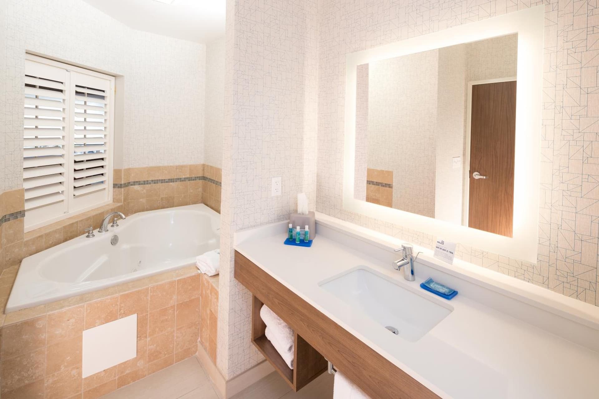 Holiday Inn Express Hotel & Suites Bay City by IHG gallery photo in Bay City, MI — image 9