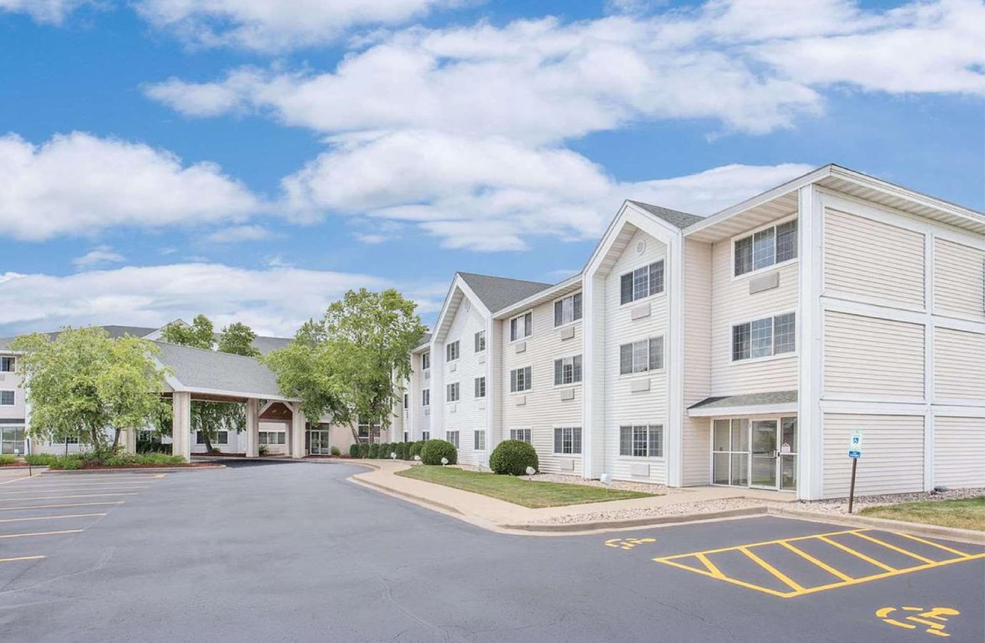Cobblestone Suites - Oshkosh featured exterior or lobby in Oshkosh, WI — similar hotel