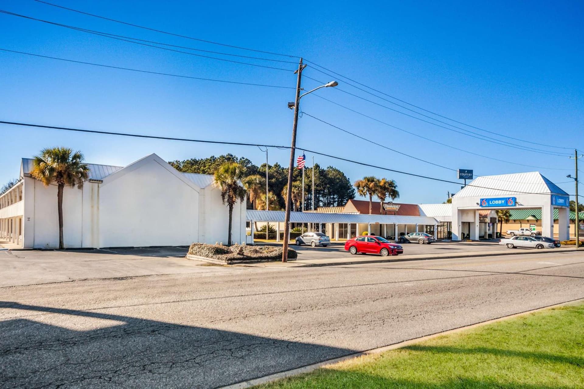 Motel 6-Florence, SC featured exterior or lobby in Florence, SC — similar hotel