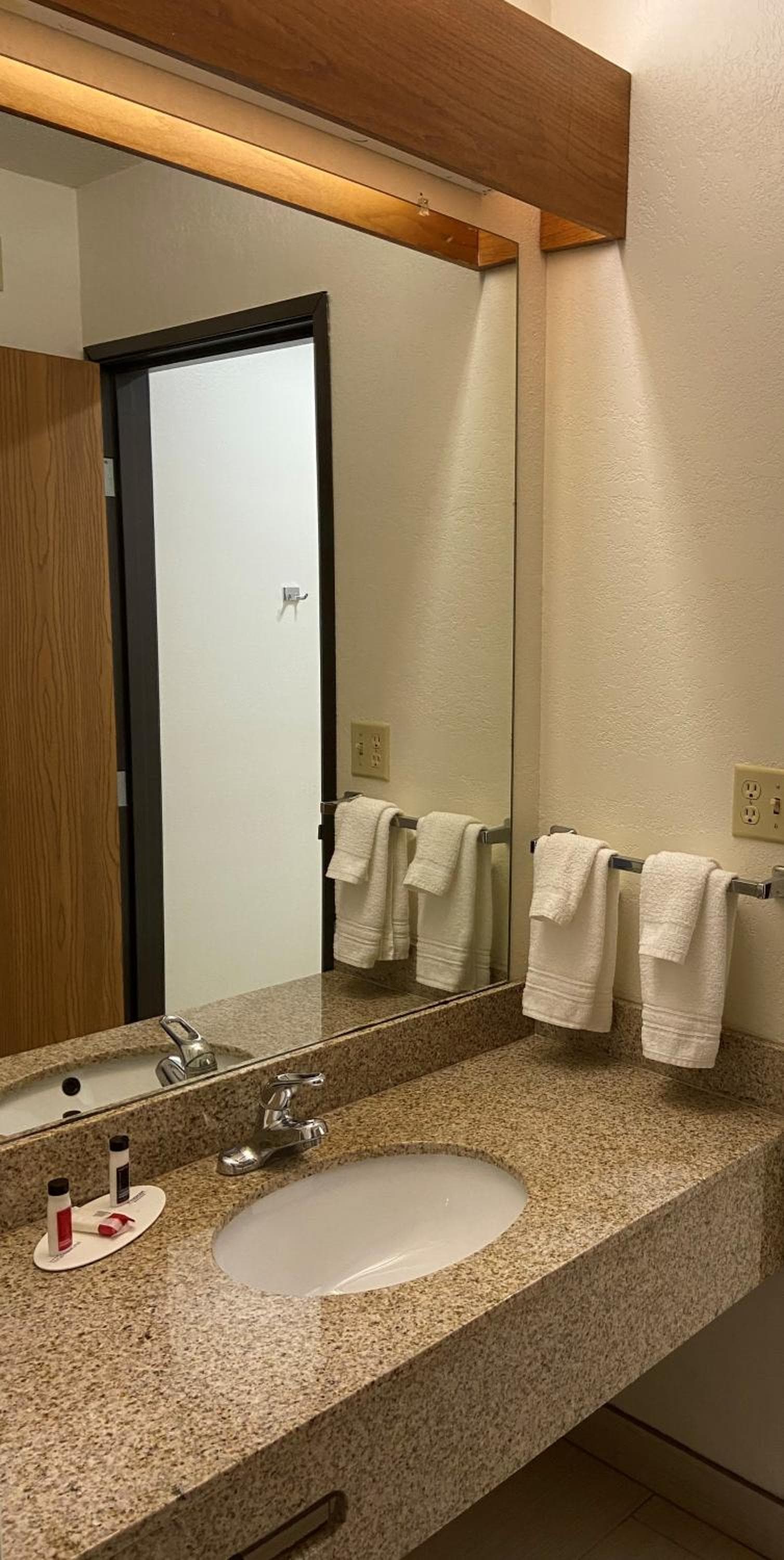 Super 8 by Wyndham La Crosse gallery photo in La Crosse, WI — image 22