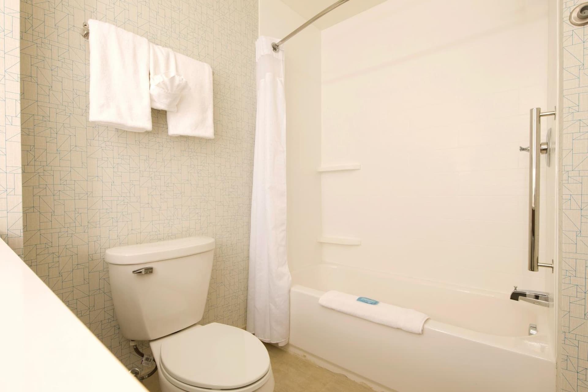 Holiday Inn Express & Suites Monroe by IHG interior in Monroe, MI — gallery photo 2