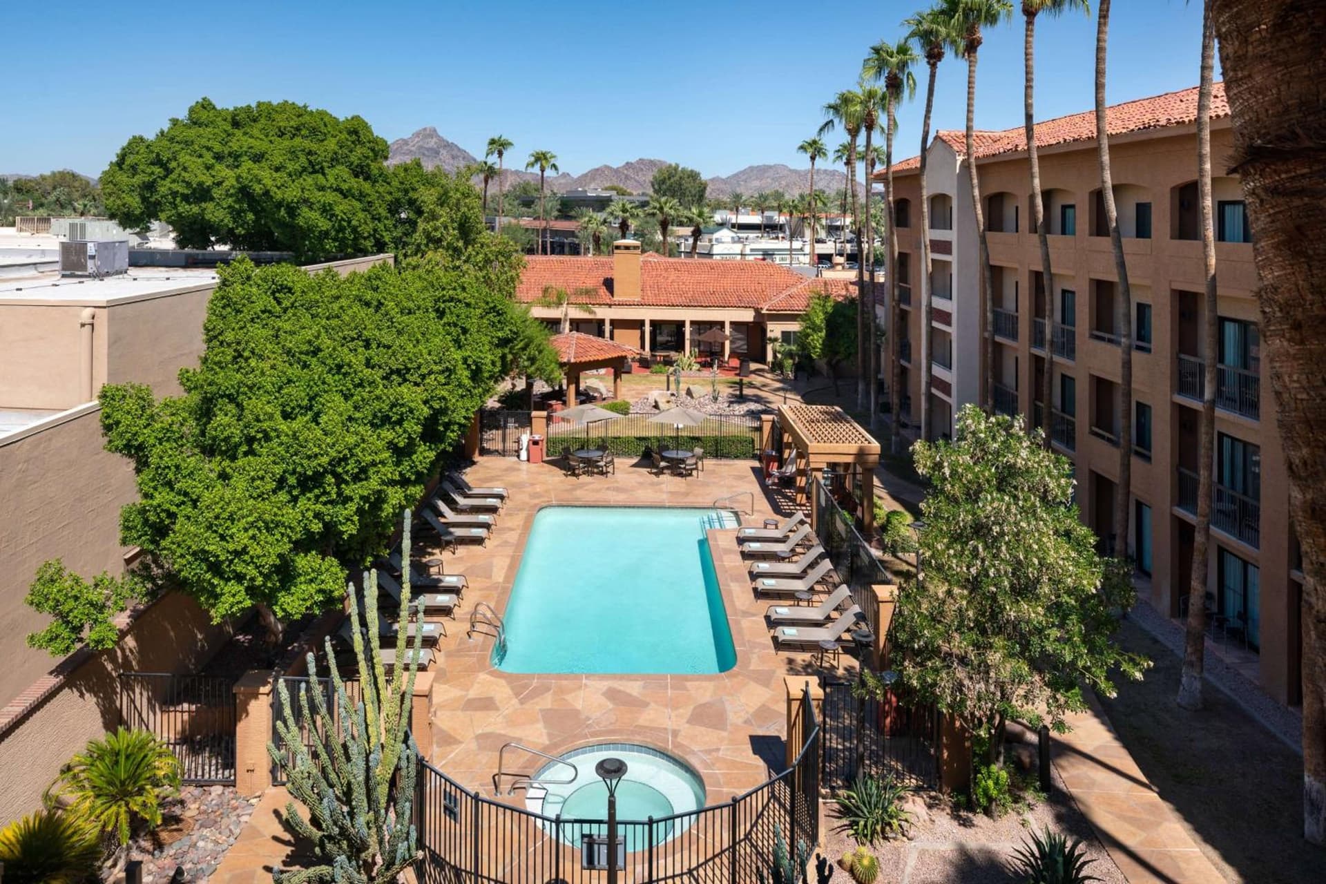 Sonesta Select Phoenix Camelback interior in Phoenix, AZ — gallery photo 2