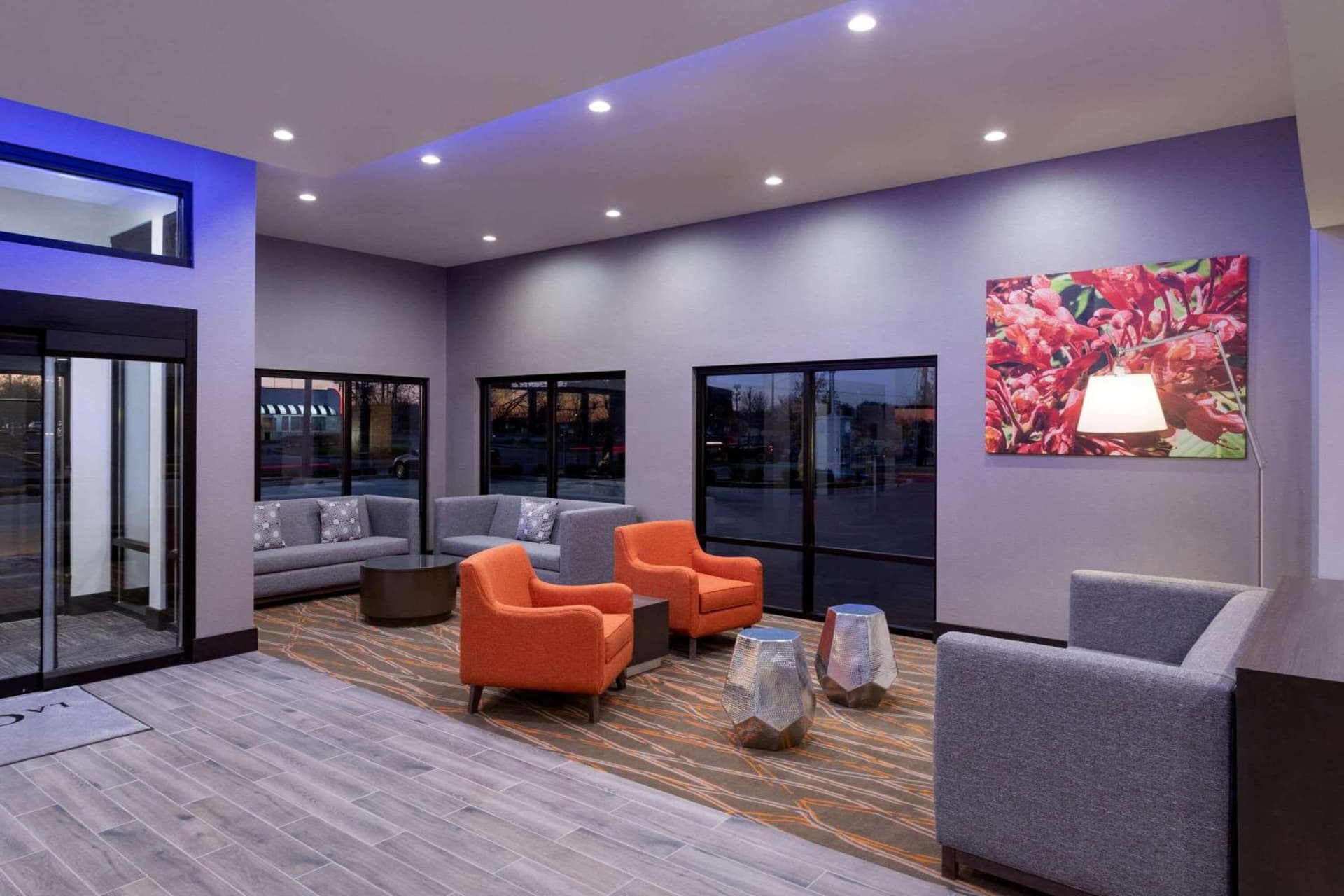 La Quinta Inn & Suites by Wyndham St Louis Route 66 interior in Saint Louis, MO — gallery photo 2
