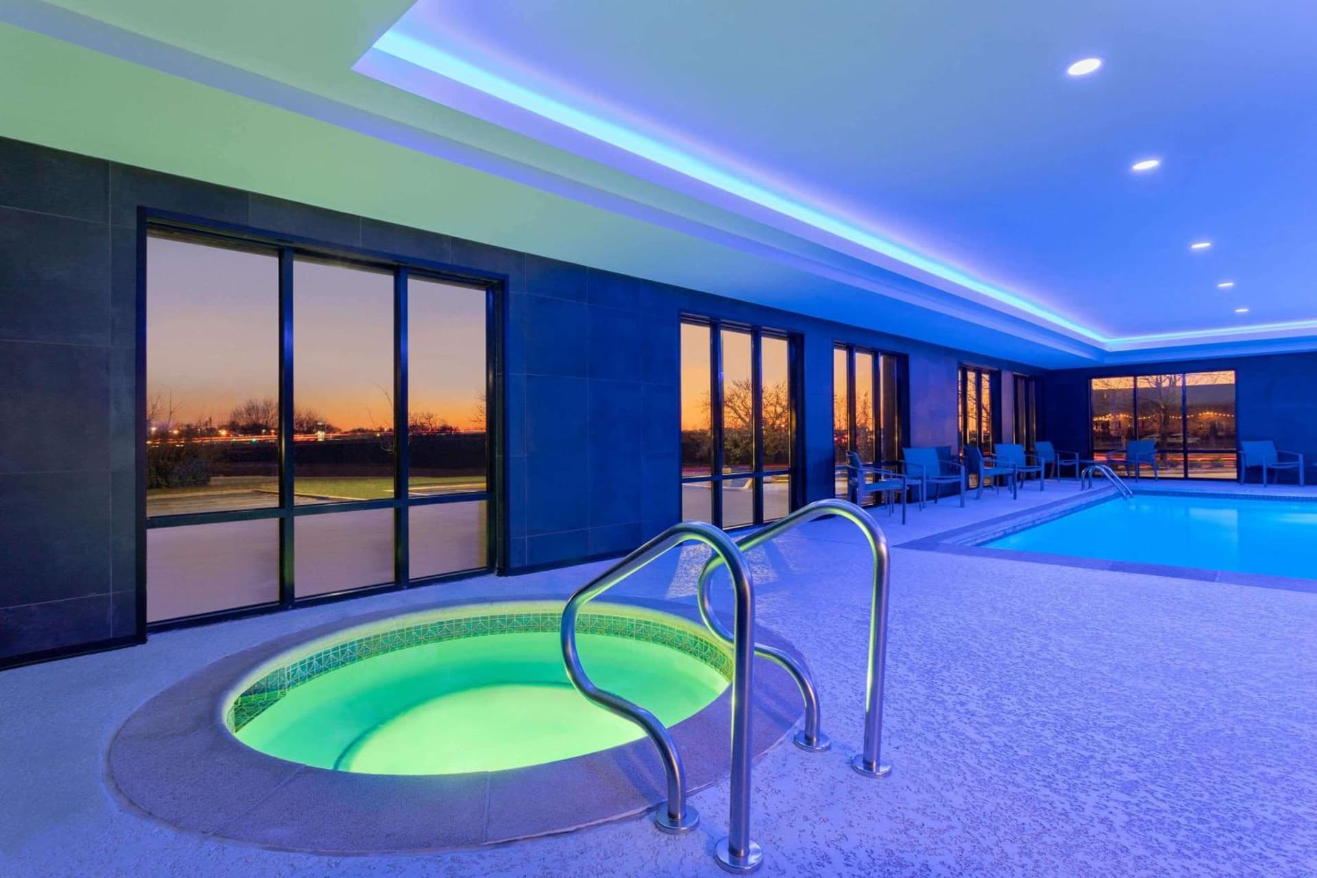 La Quinta Inn & Suites by Wyndham St Louis Route 66 gallery photo in Saint Louis, MO — image 10