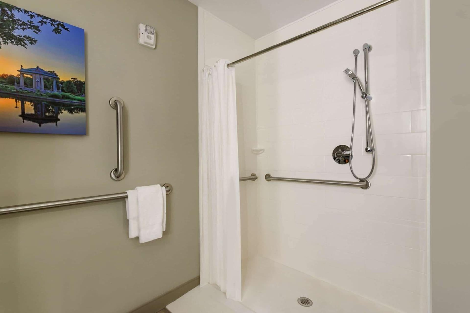 La Quinta Inn & Suites by Wyndham St Louis Route 66 gallery photo in Saint Louis, MO — image 8