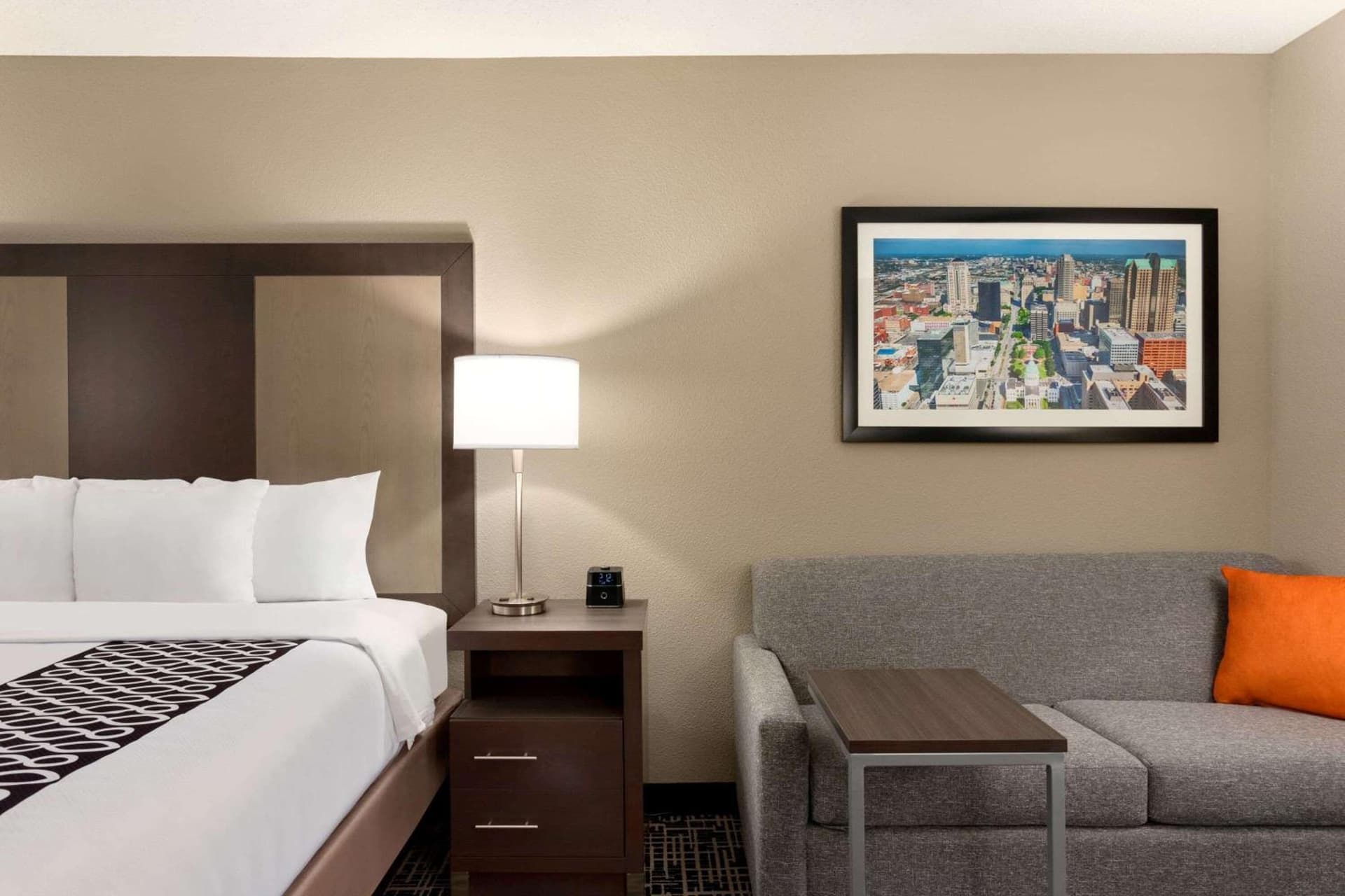 La Quinta Inn & Suites by Wyndham St Louis Route 66 gallery photo in Saint Louis, MO — image 6