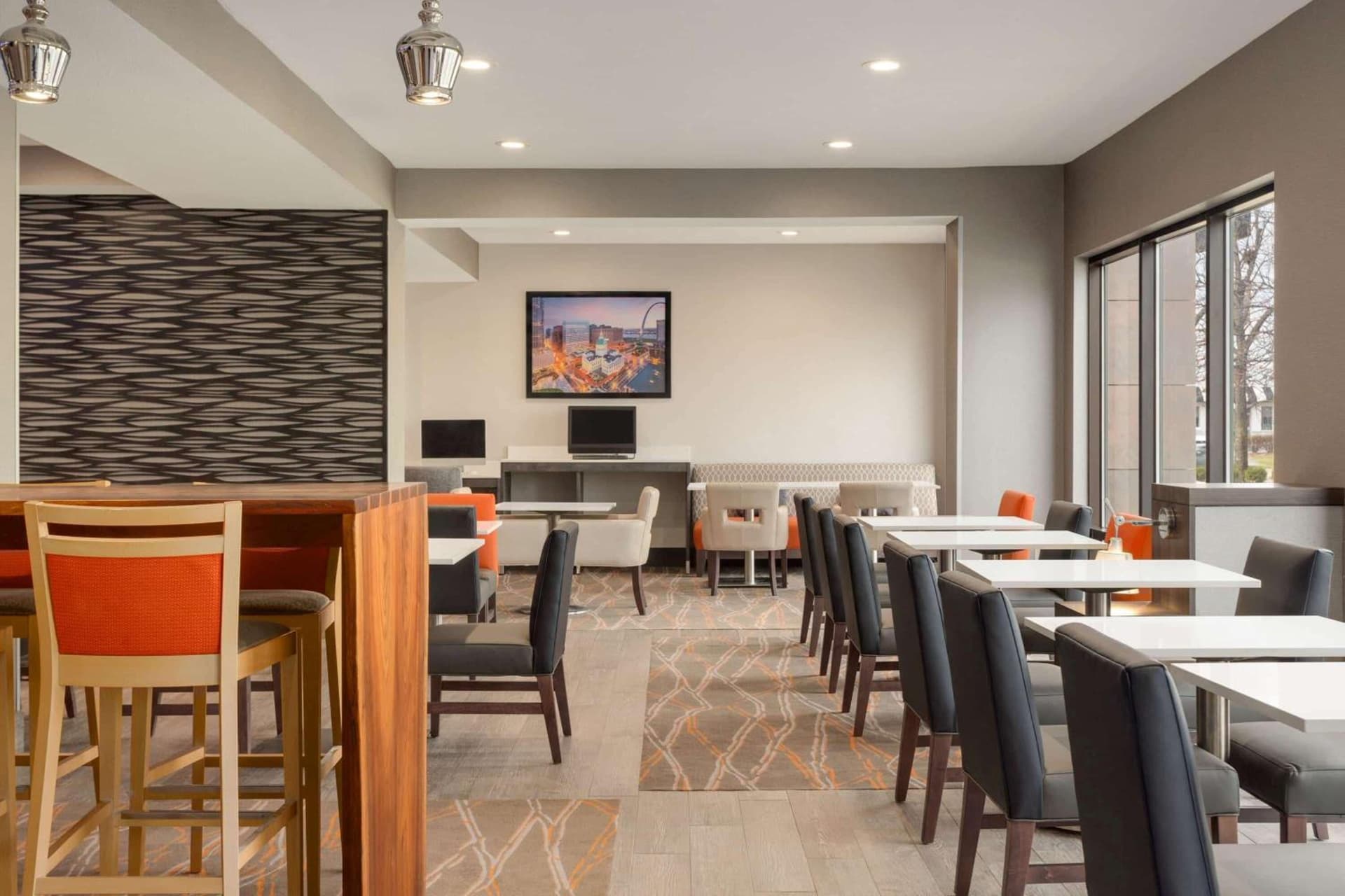 La Quinta Inn & Suites by Wyndham St Louis Route 66 gallery photo in Saint Louis, MO — image 21