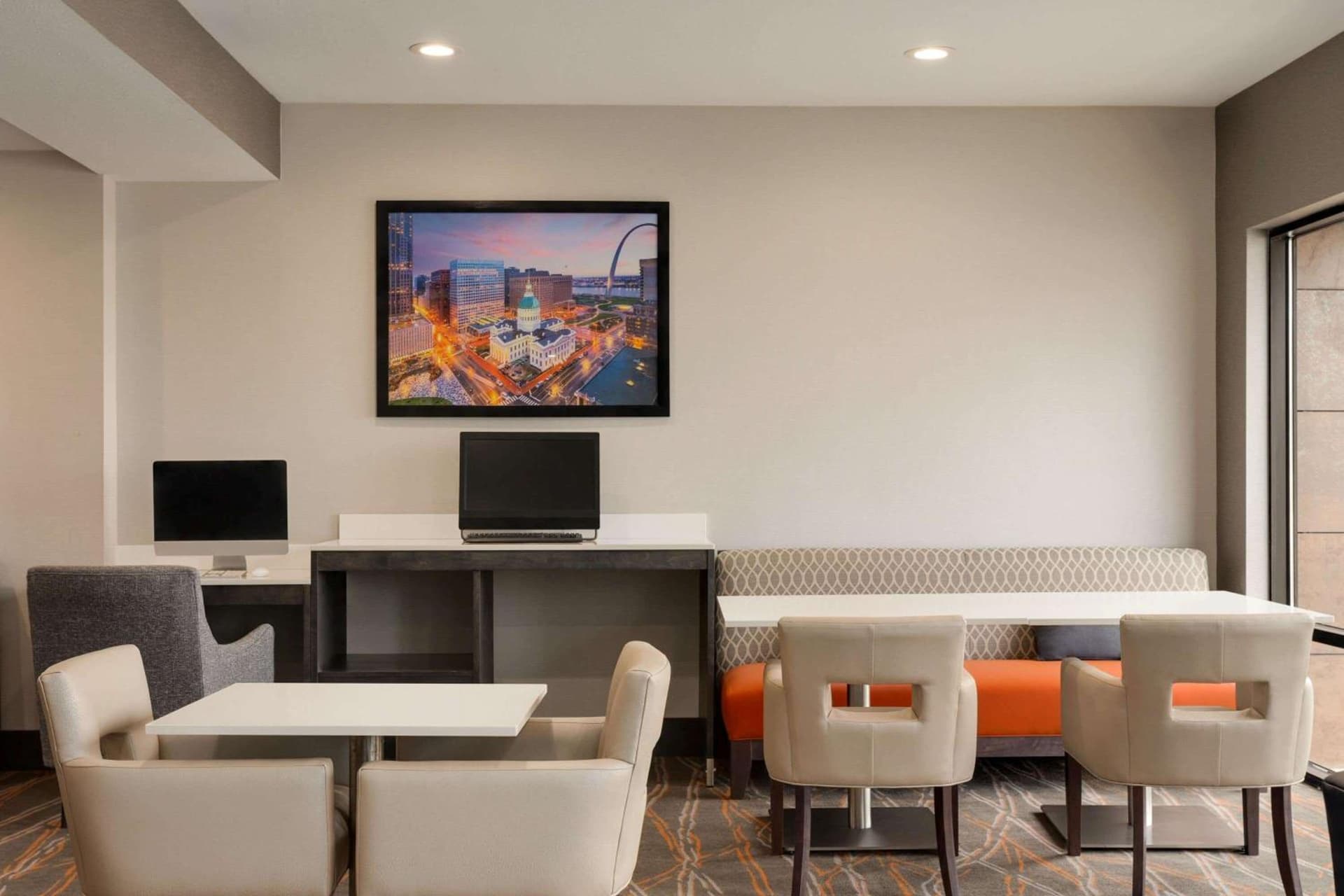 La Quinta Inn & Suites by Wyndham St Louis Route 66 gallery photo in Saint Louis, MO — image 28