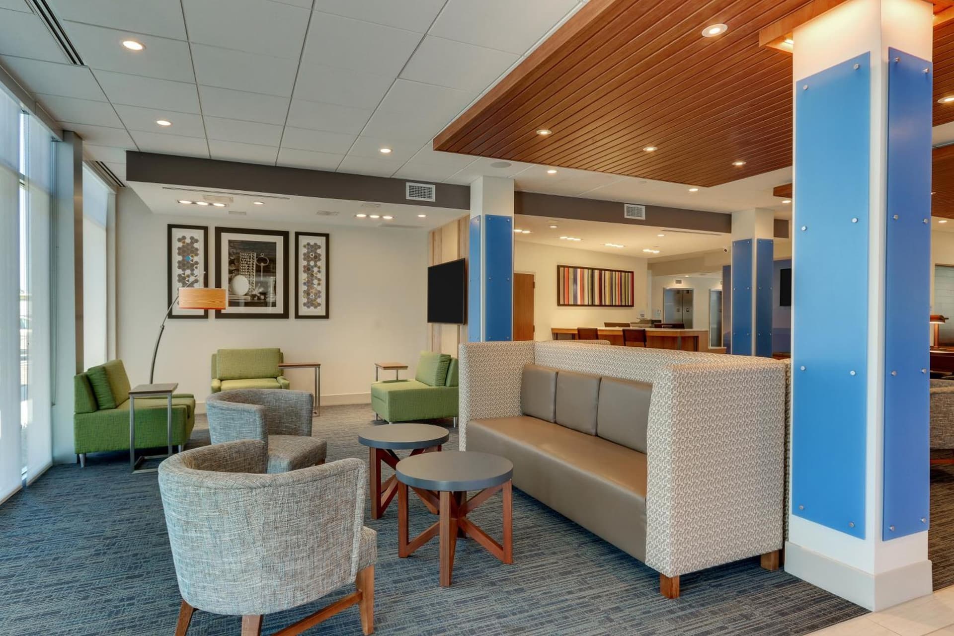 Holiday Inn Express & Suites - Roanoke – Civic Center gallery photo in Roanoke, VA — image 6