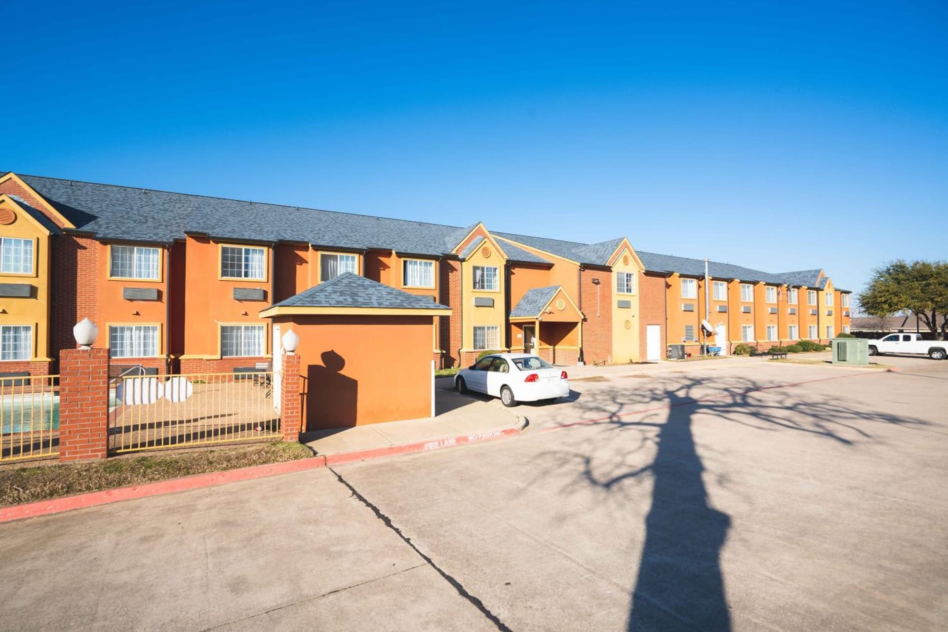 Red Roof Inn & Suites Euless - DFW Airport Southwest property views in Euless, TX — gallery photo 3