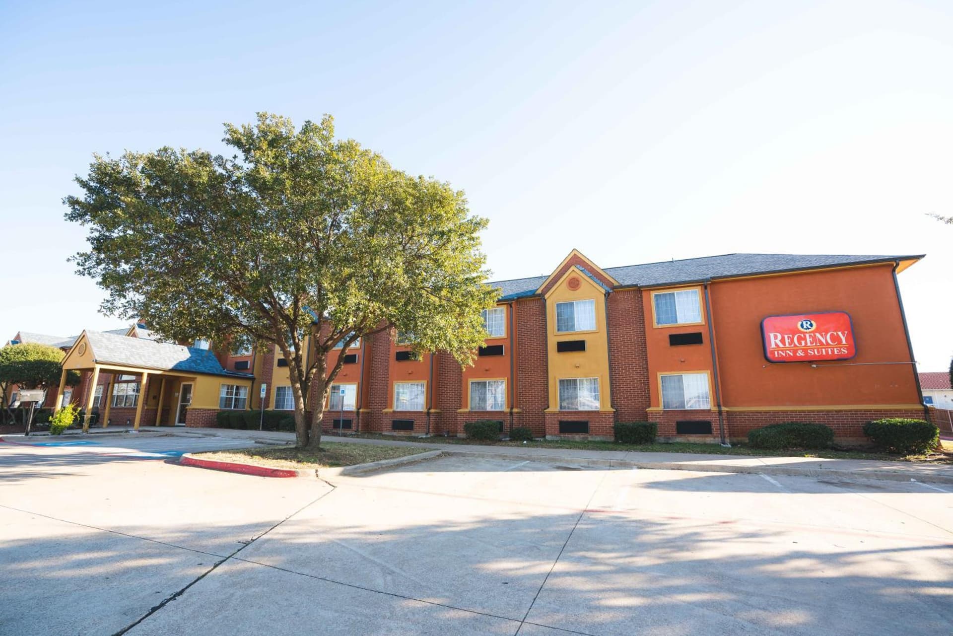 Red Roof Inn & Suites Euless - DFW Airport Southwest interior in Euless, TX — gallery photo 2