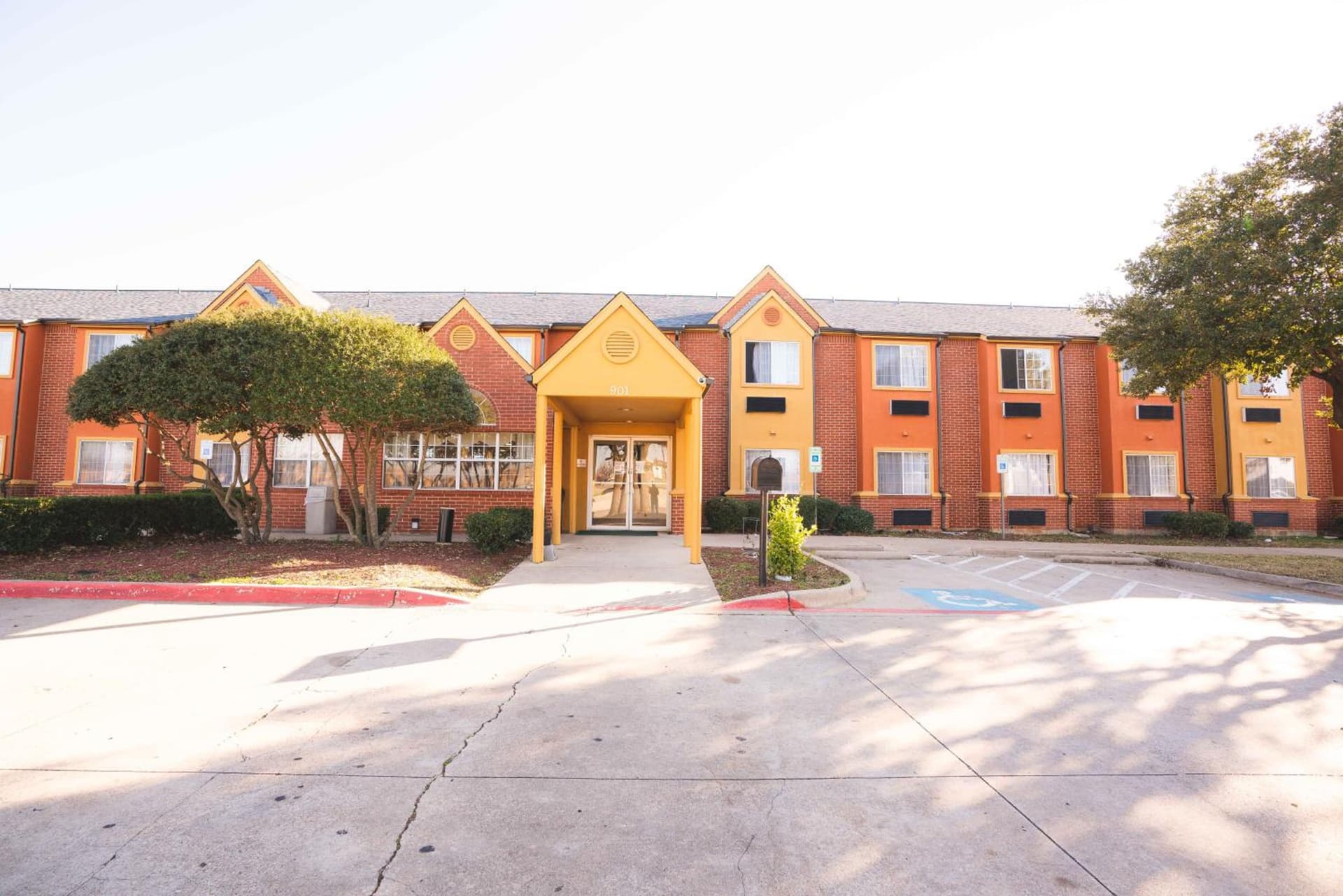 Red Roof Inn & Suites Euless - DFW Airport Southwest — hotel in Euless, Texas