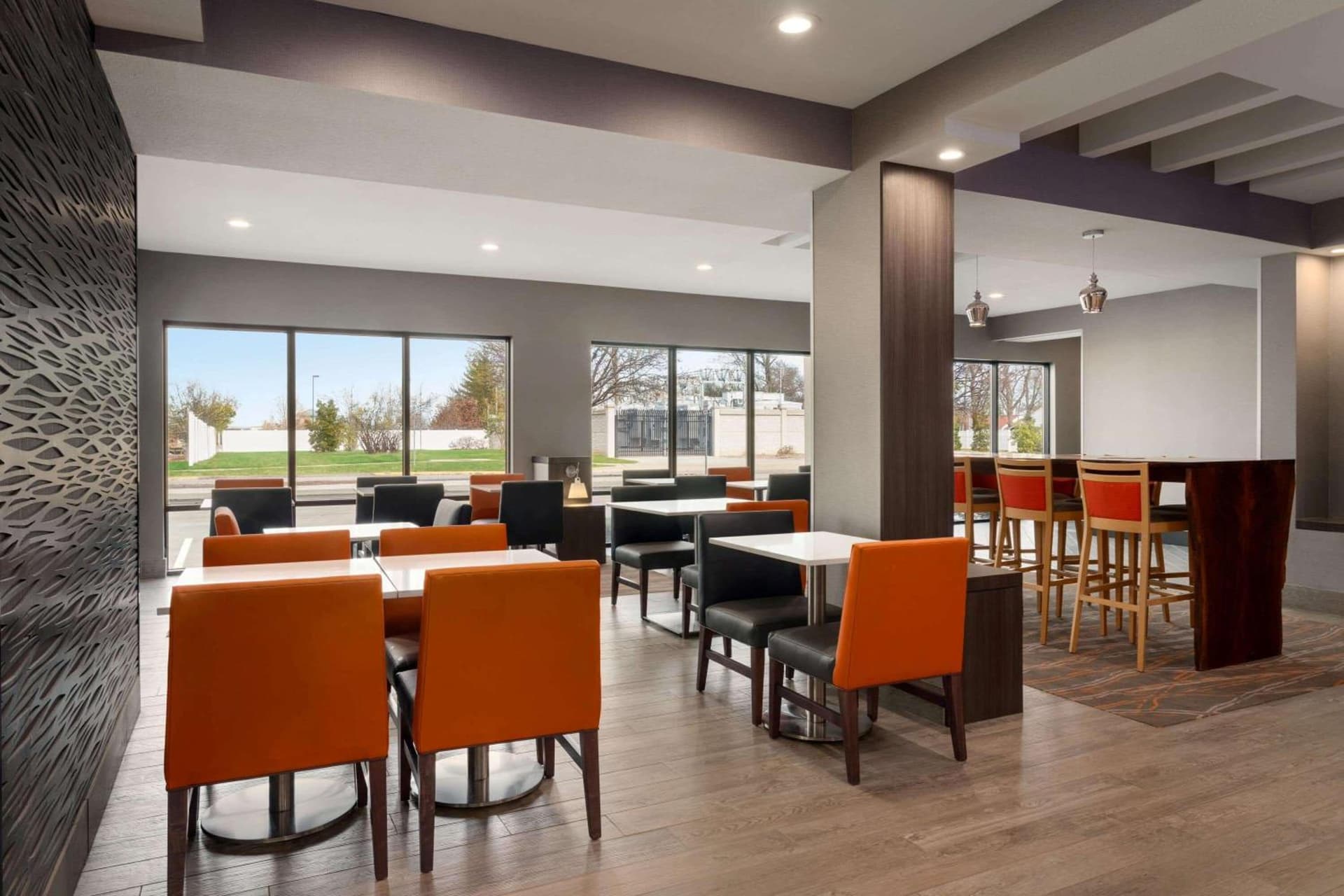 La Quinta Inn & Suites by Wyndham St Louis Route 66 gallery photo in Saint Louis, MO — image 17