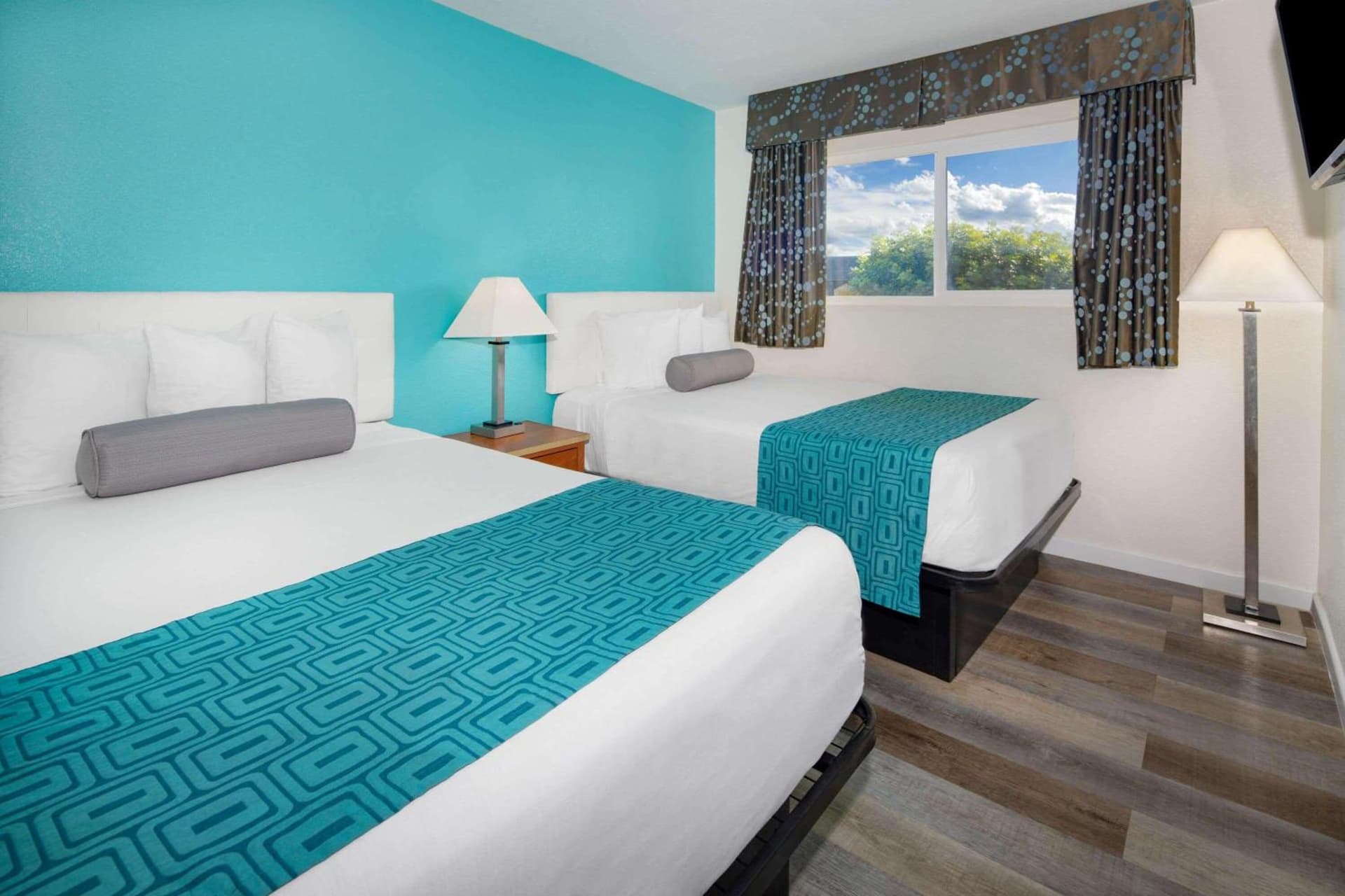 Howard Johnson Suites by Wyndham San Diego Chula Vista BayFront gallery photo in Chula Vista, CA — image 32