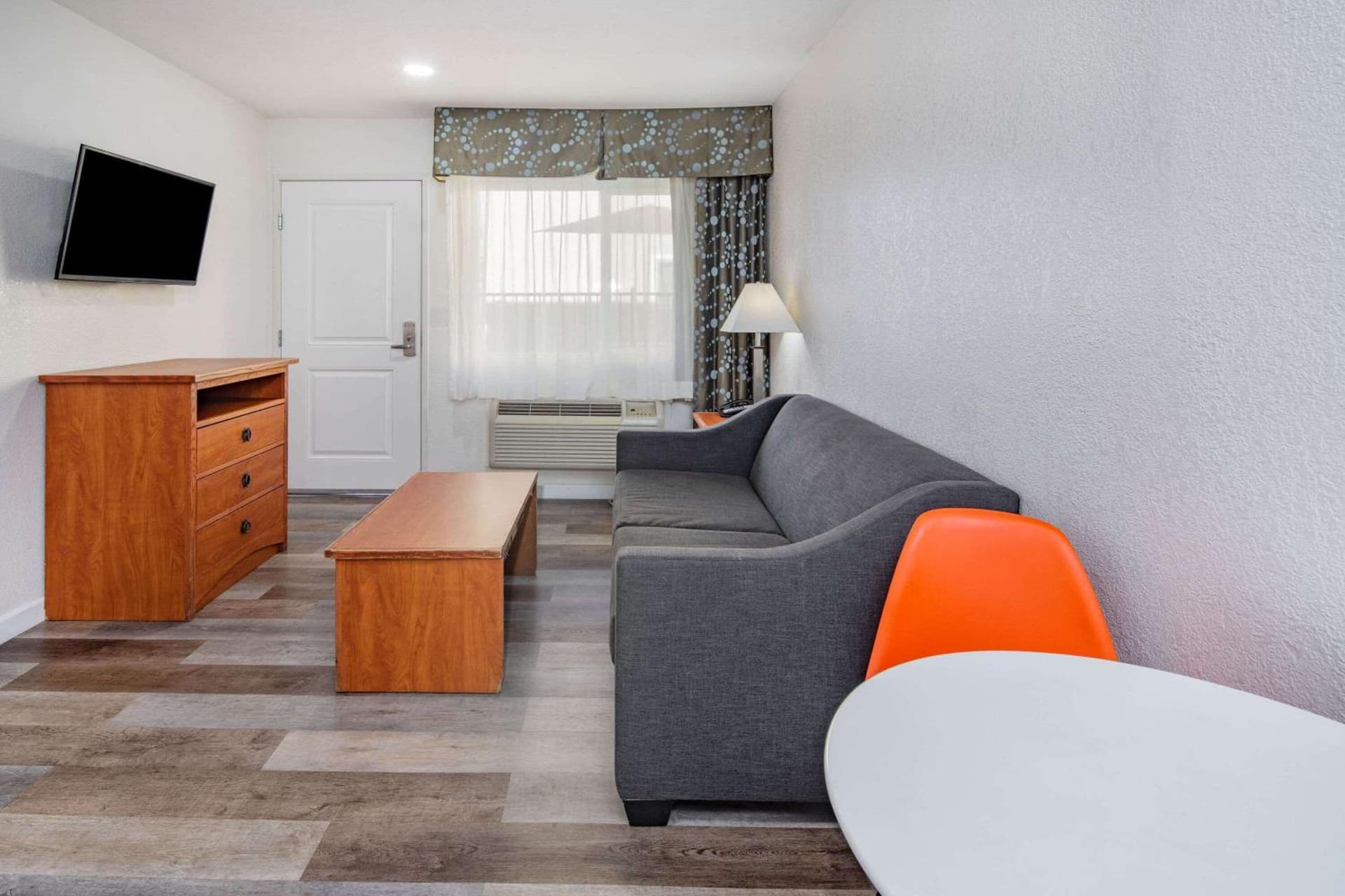 Howard Johnson Suites by Wyndham San Diego Chula Vista BayFront gallery photo in Chula Vista, CA — image 15
