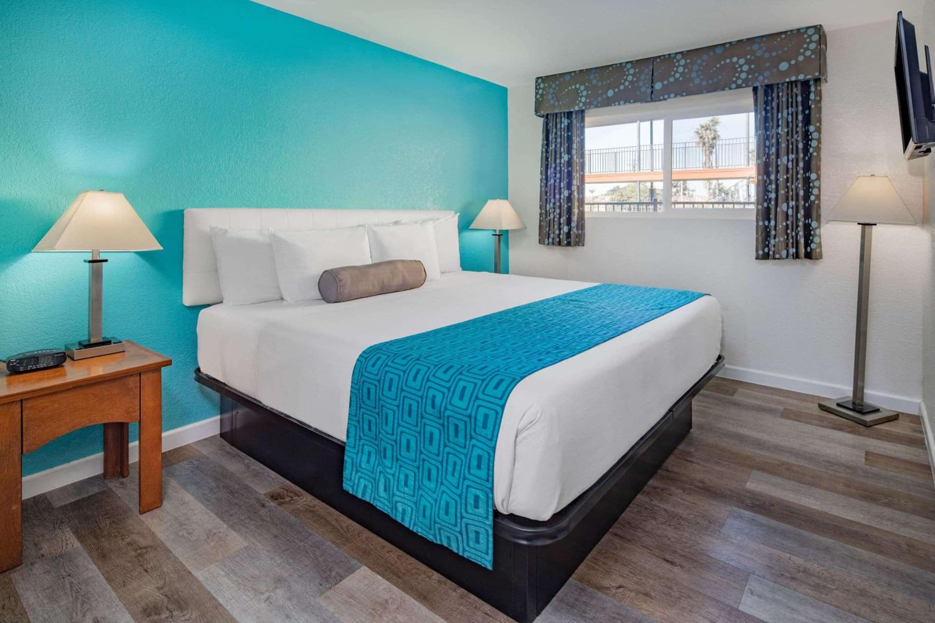 Howard Johnson Suites by Wyndham San Diego Chula Vista BayFront gallery photo in Chula Vista, CA — image 41