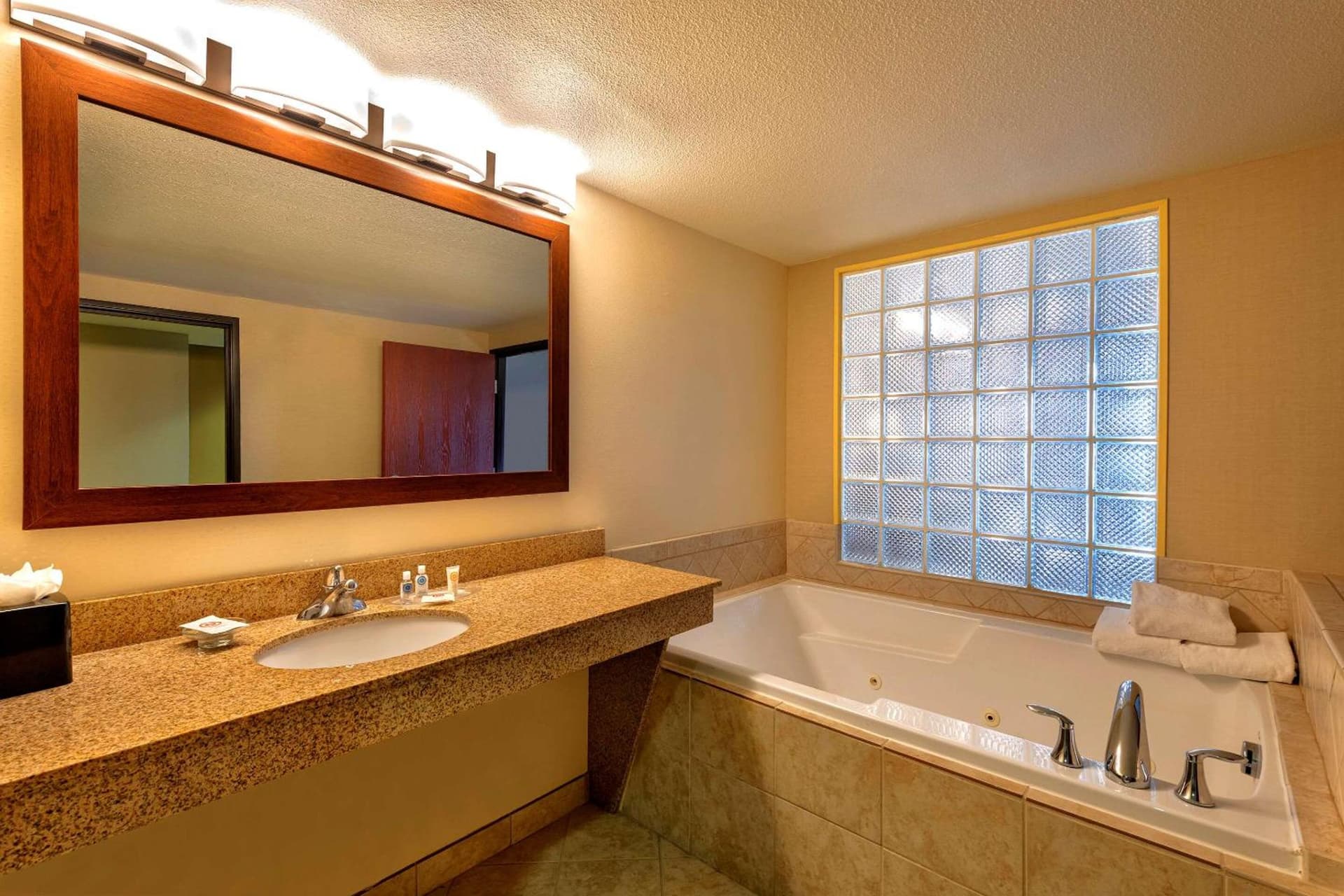 Comfort Suites Goodyear-West Phoenix gallery photo in Goodyear, AZ — image 10