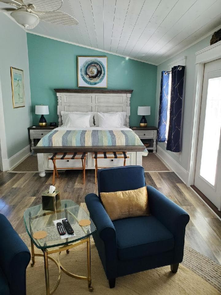 Anchor Inn Boutique Hotel gallery photo in Put-in-Bay, OH — image 15