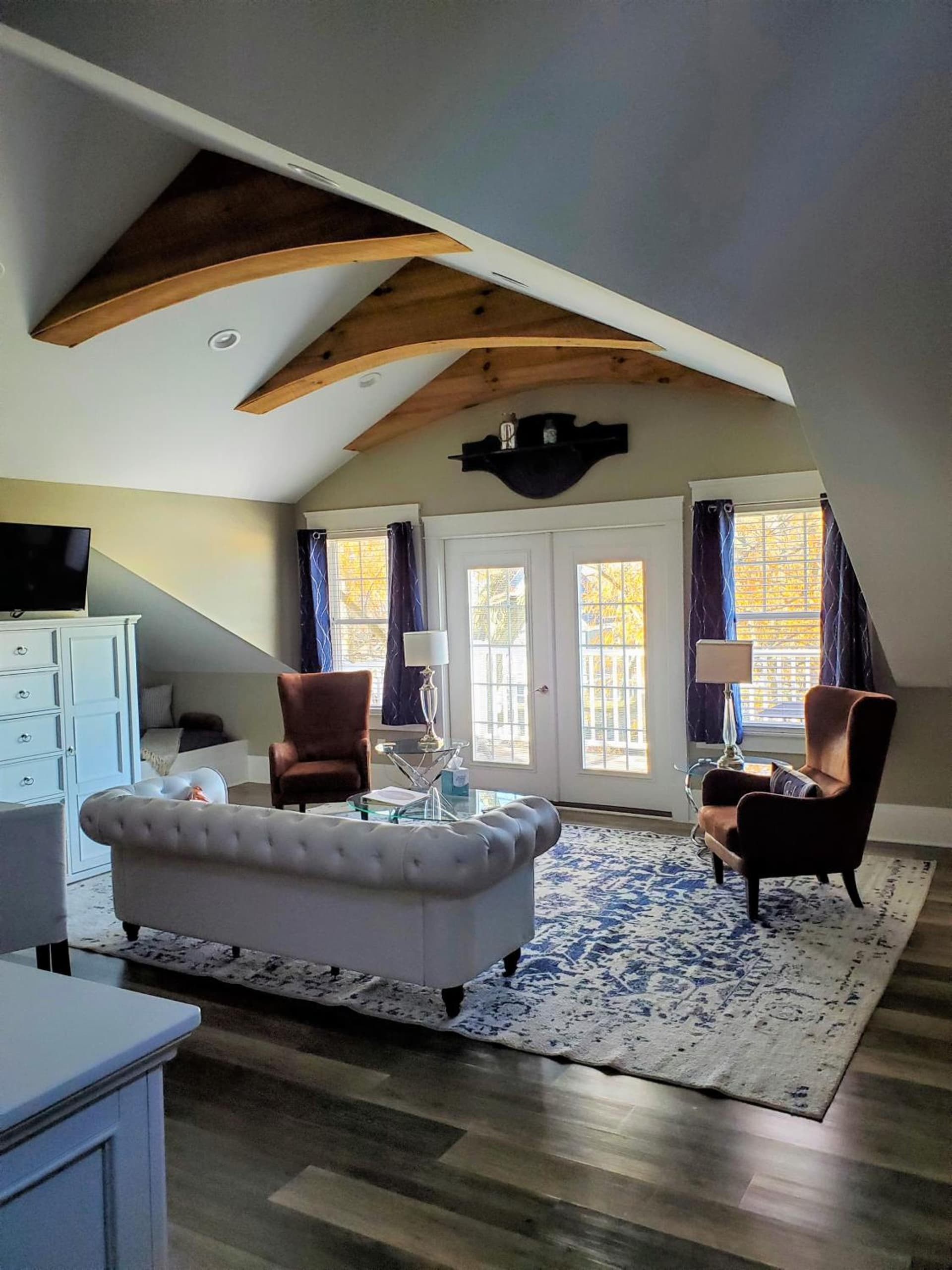 Anchor Inn Boutique Hotel property views in Put-in-Bay, OH — gallery photo 3