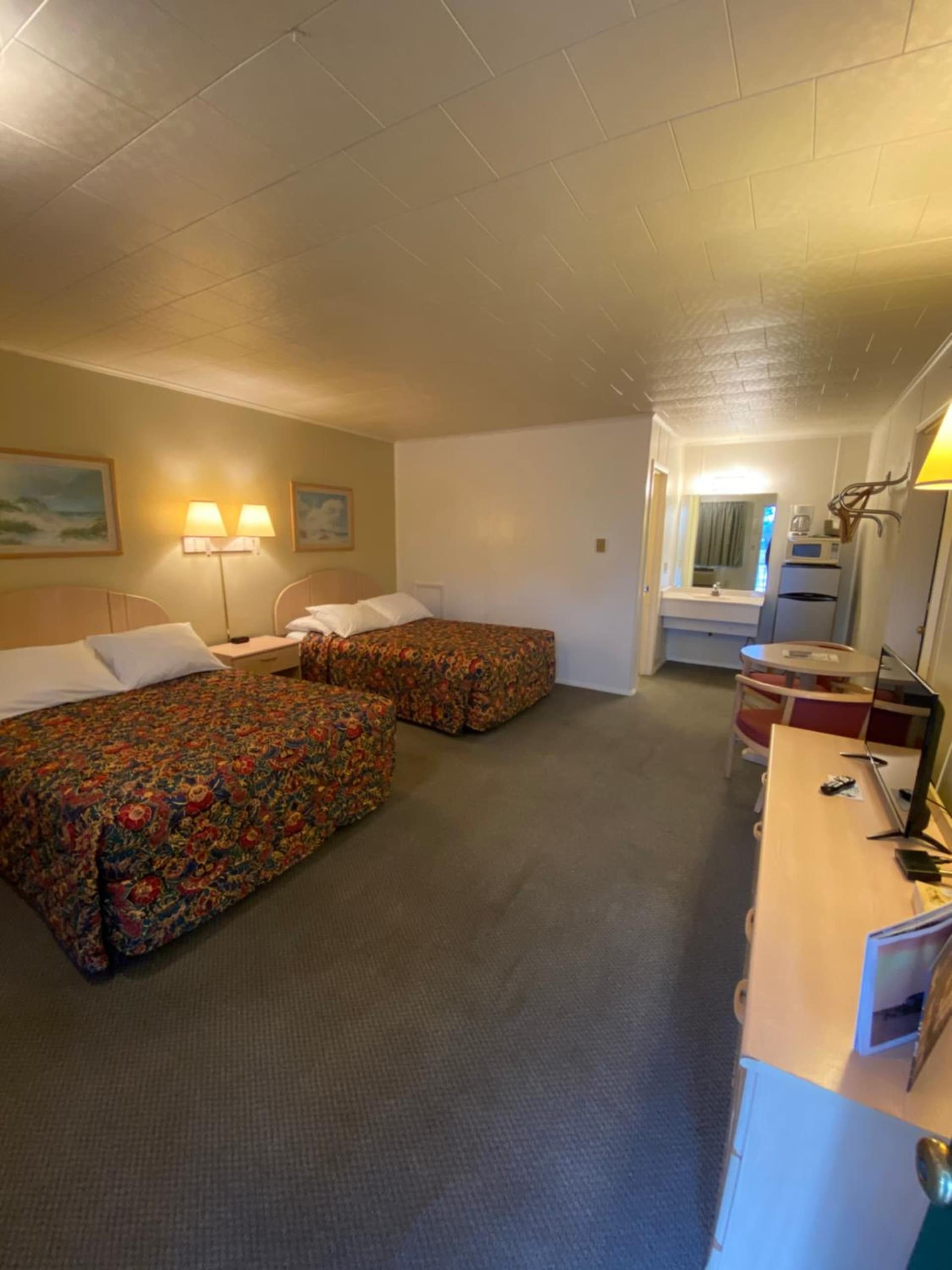 Birchwood inn interior in Chincoteague, VA — gallery photo 2