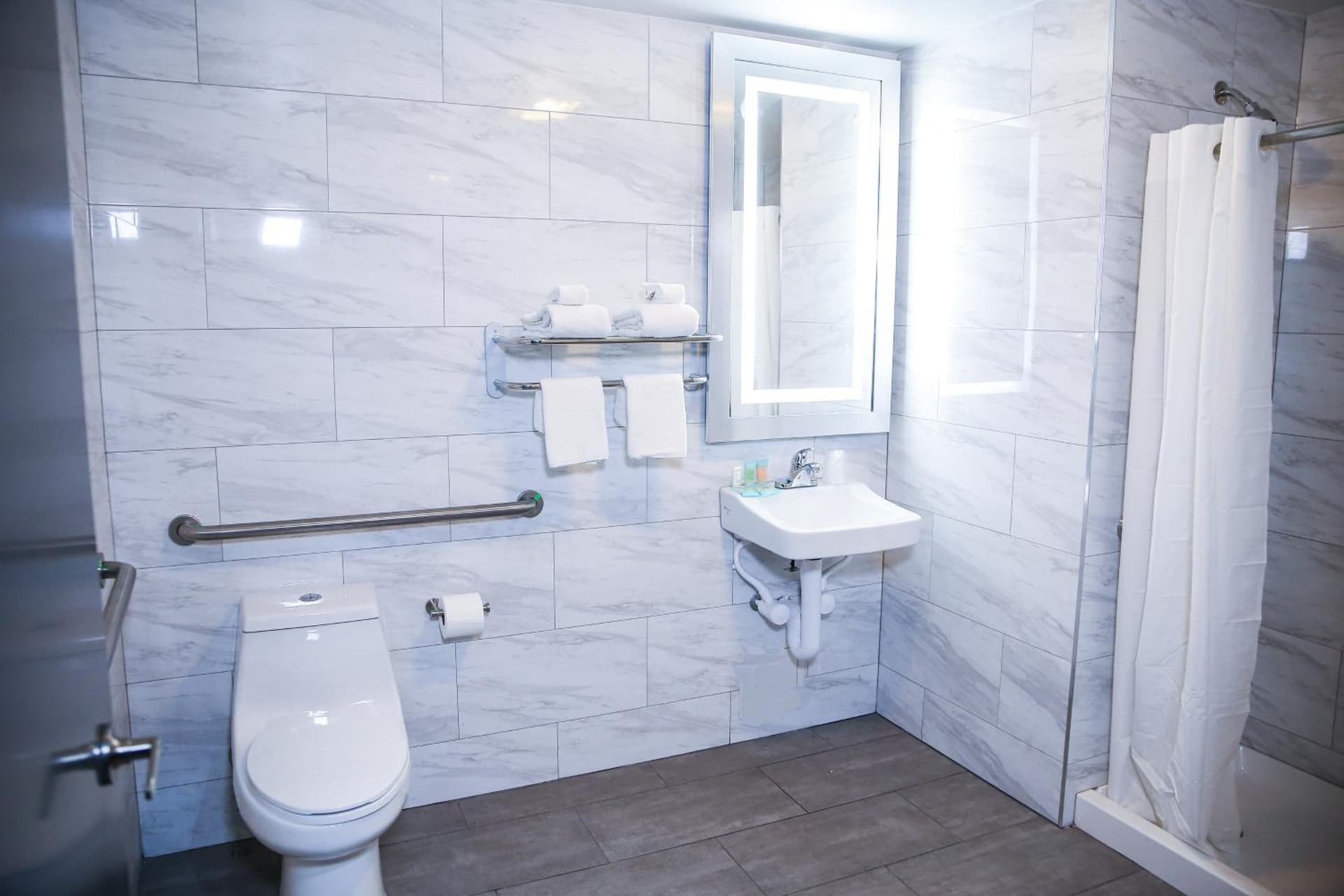 7 Days Hotel interior in Bronx, NY — gallery photo 2