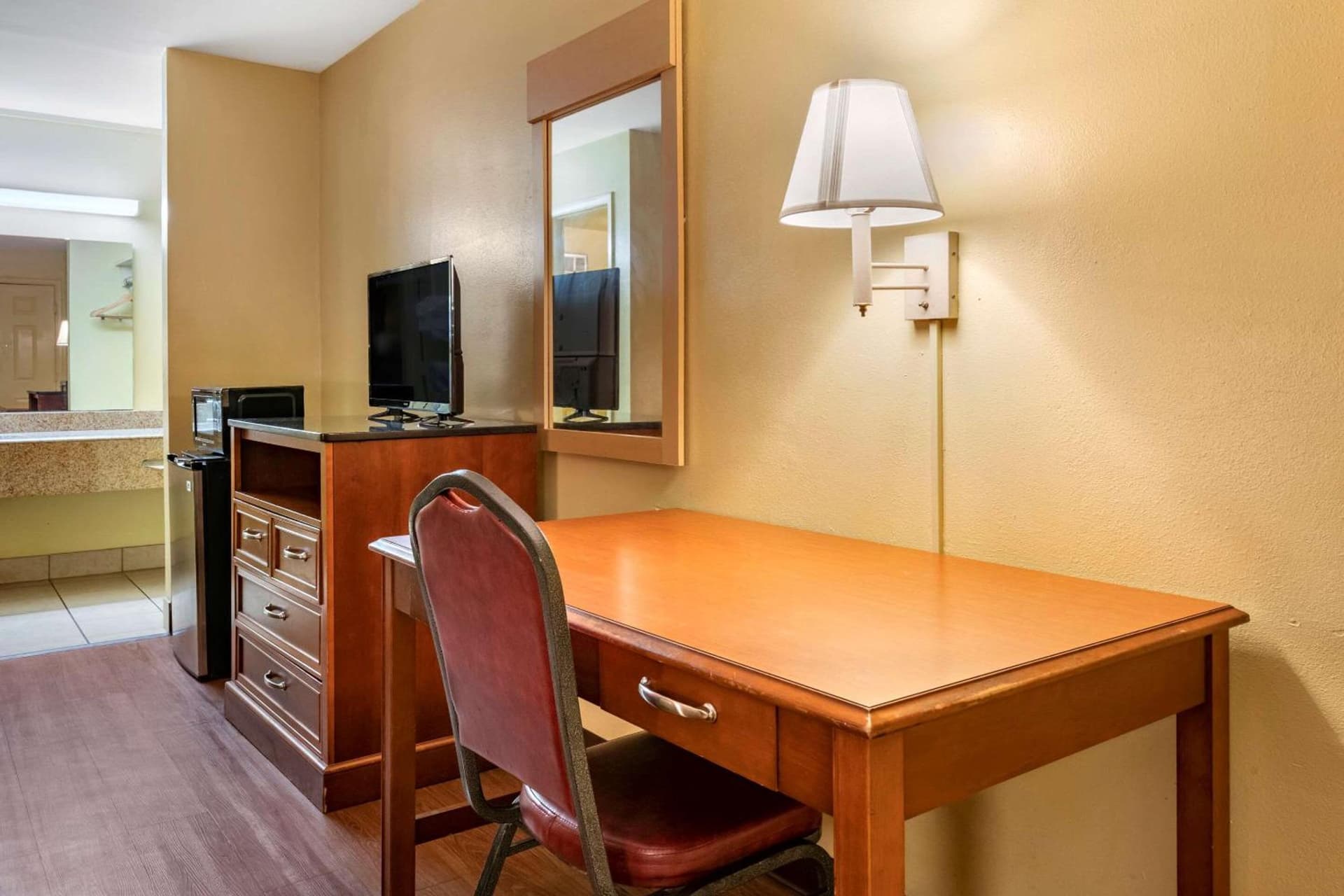 Econo Lodge Inn & Suites Maingate Central interior in Kissimmee, FL — gallery photo 2