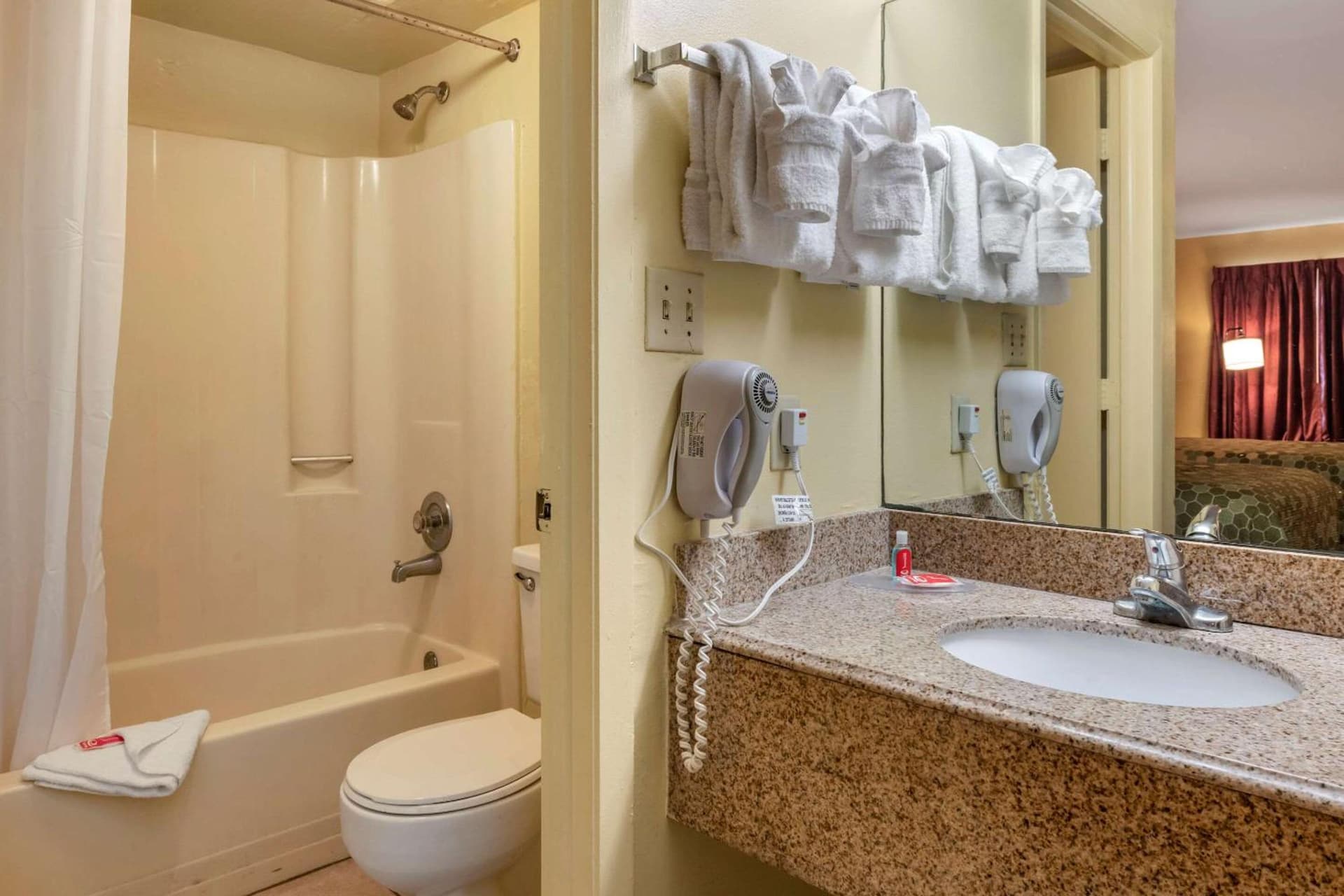 Econo Lodge Inn & Suites Maingate Central gallery photo in Kissimmee, FL — image 13