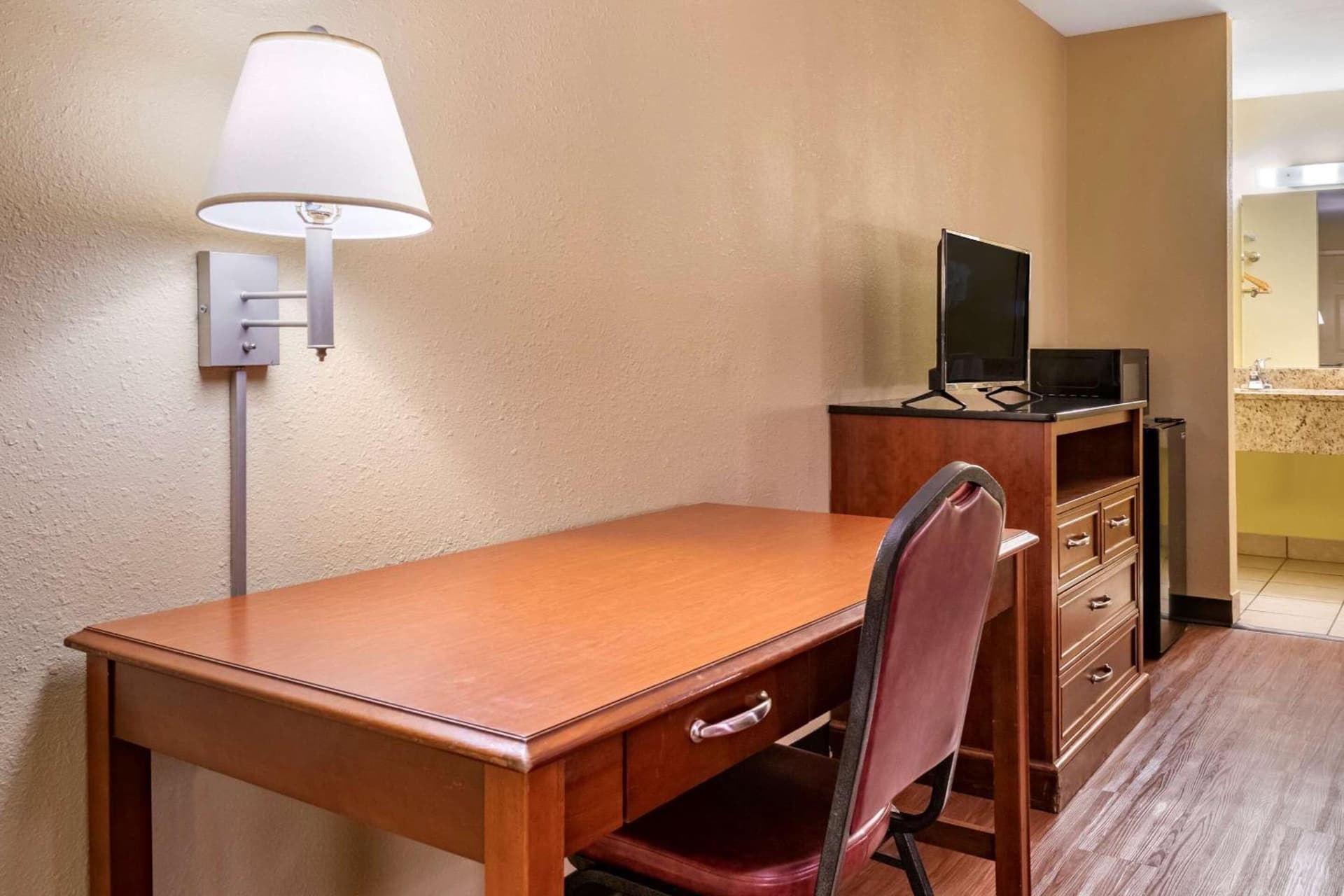 Econo Lodge Inn & Suites Maingate Central property views in Kissimmee, FL — gallery photo 3