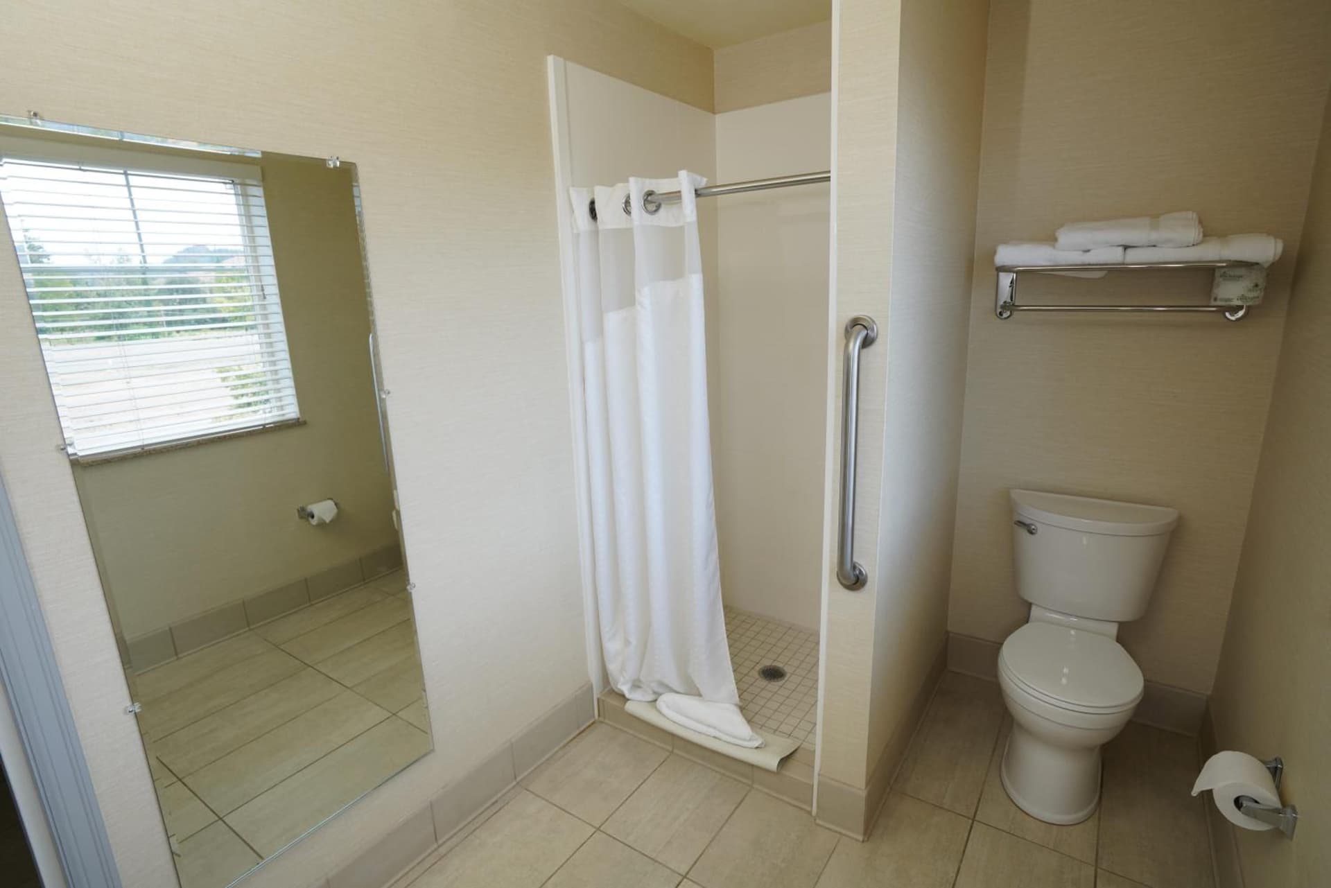 Creekside Hotel & Suites property views in Canyonville, OR — gallery photo 3