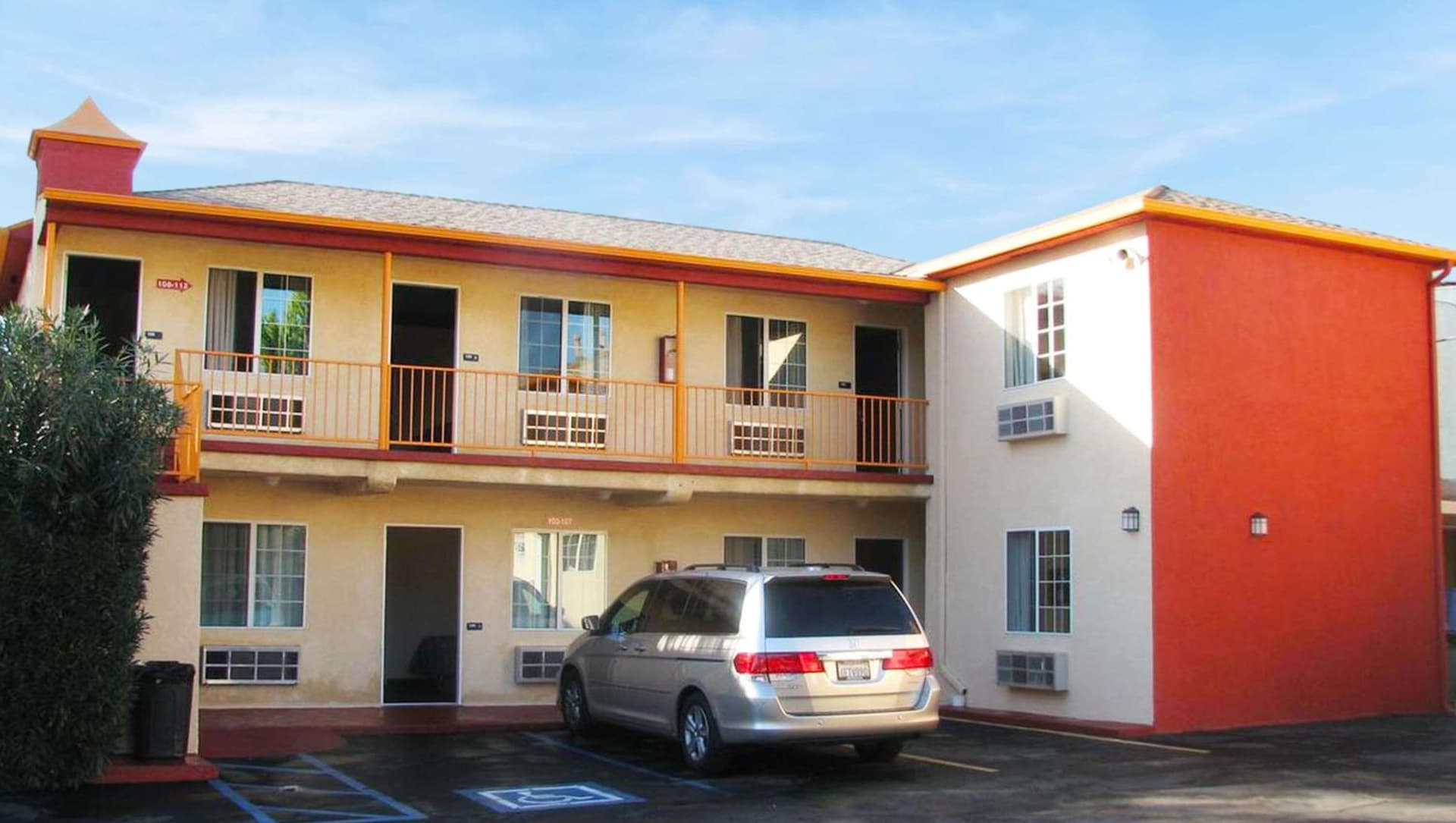 Motel 6 Glendale CA Pasadena Burbank Los Angeles property views in Glendale, CA — gallery photo 3