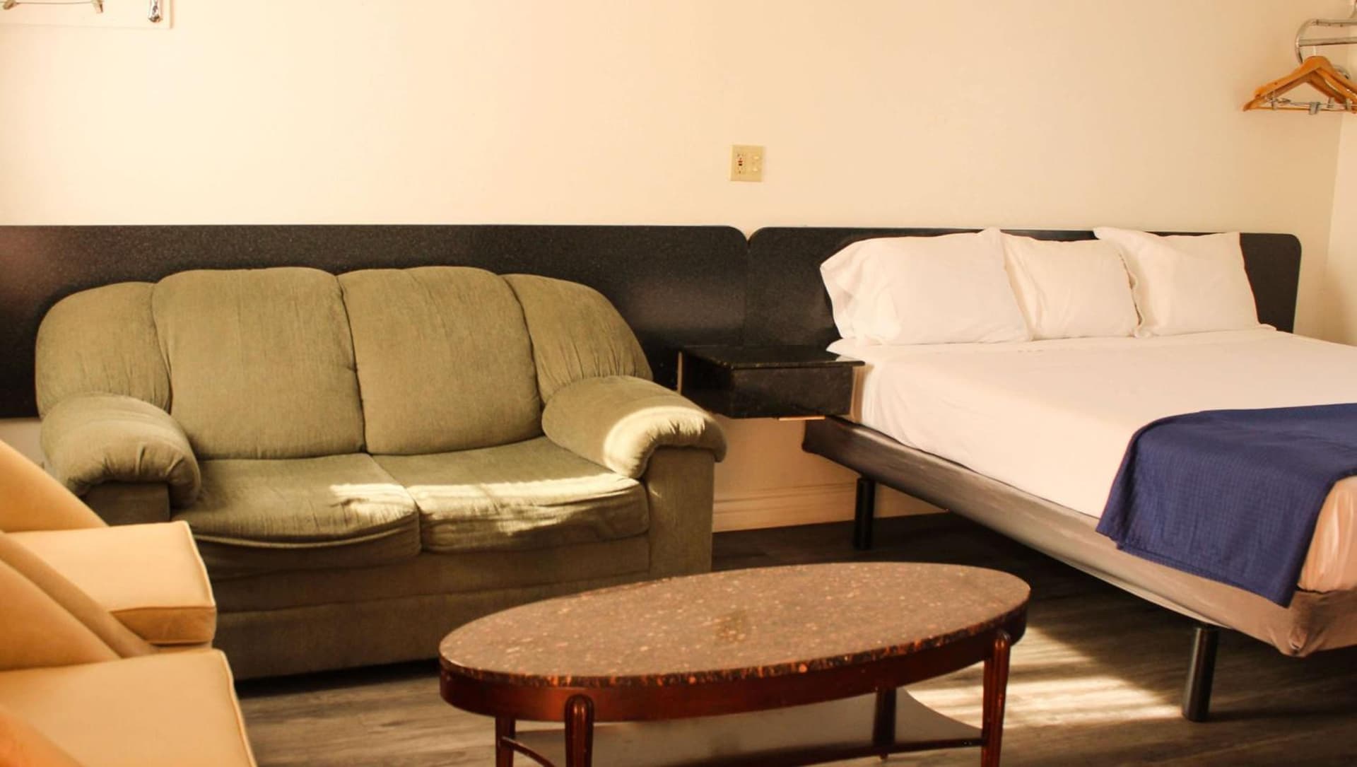 Motel 6 Glendale CA Pasadena Burbank Los Angeles gallery photo in Glendale, CA — image 28