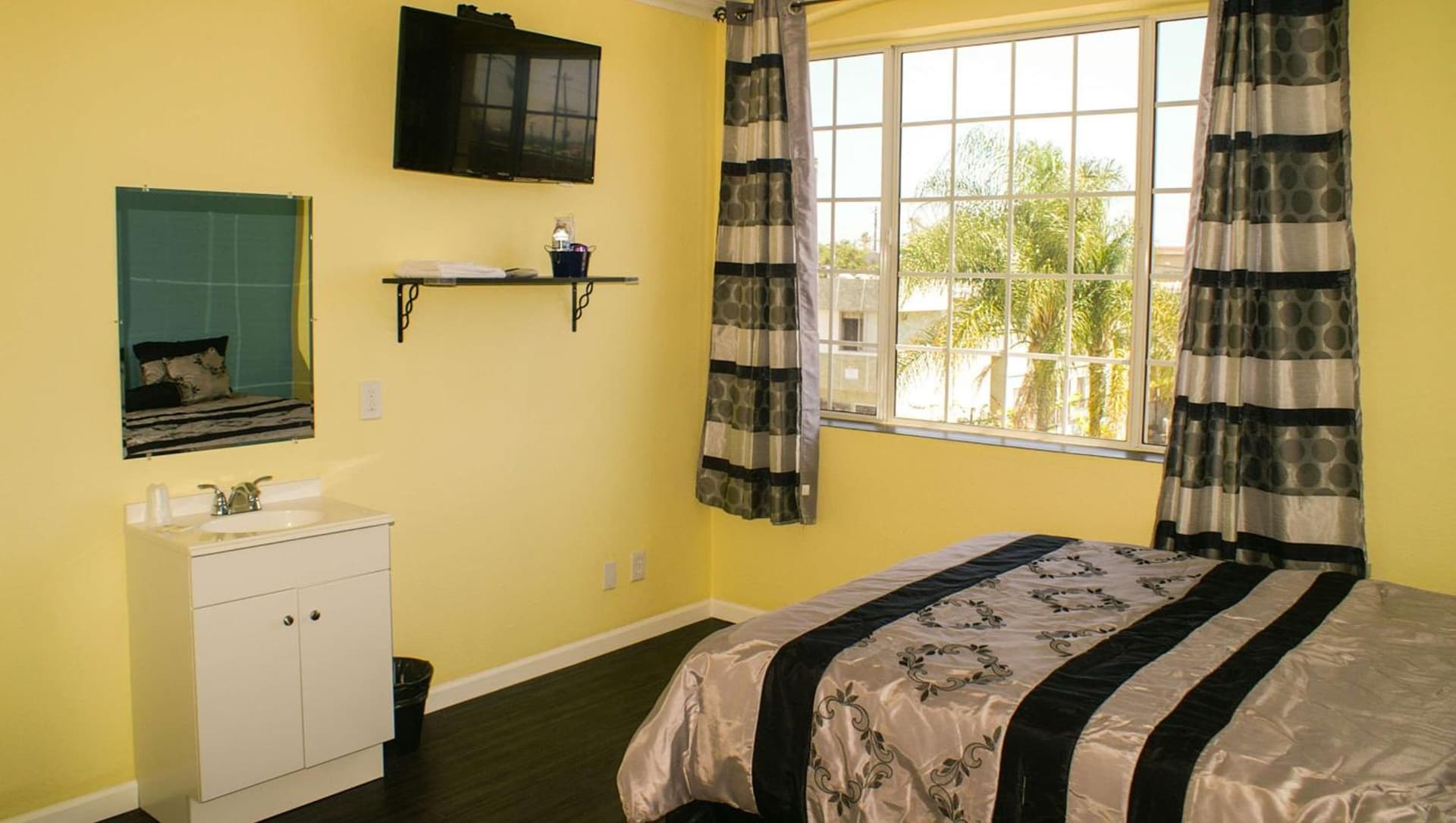 Plaza Hotel Gardena interior in Gardena, CA — gallery photo 2