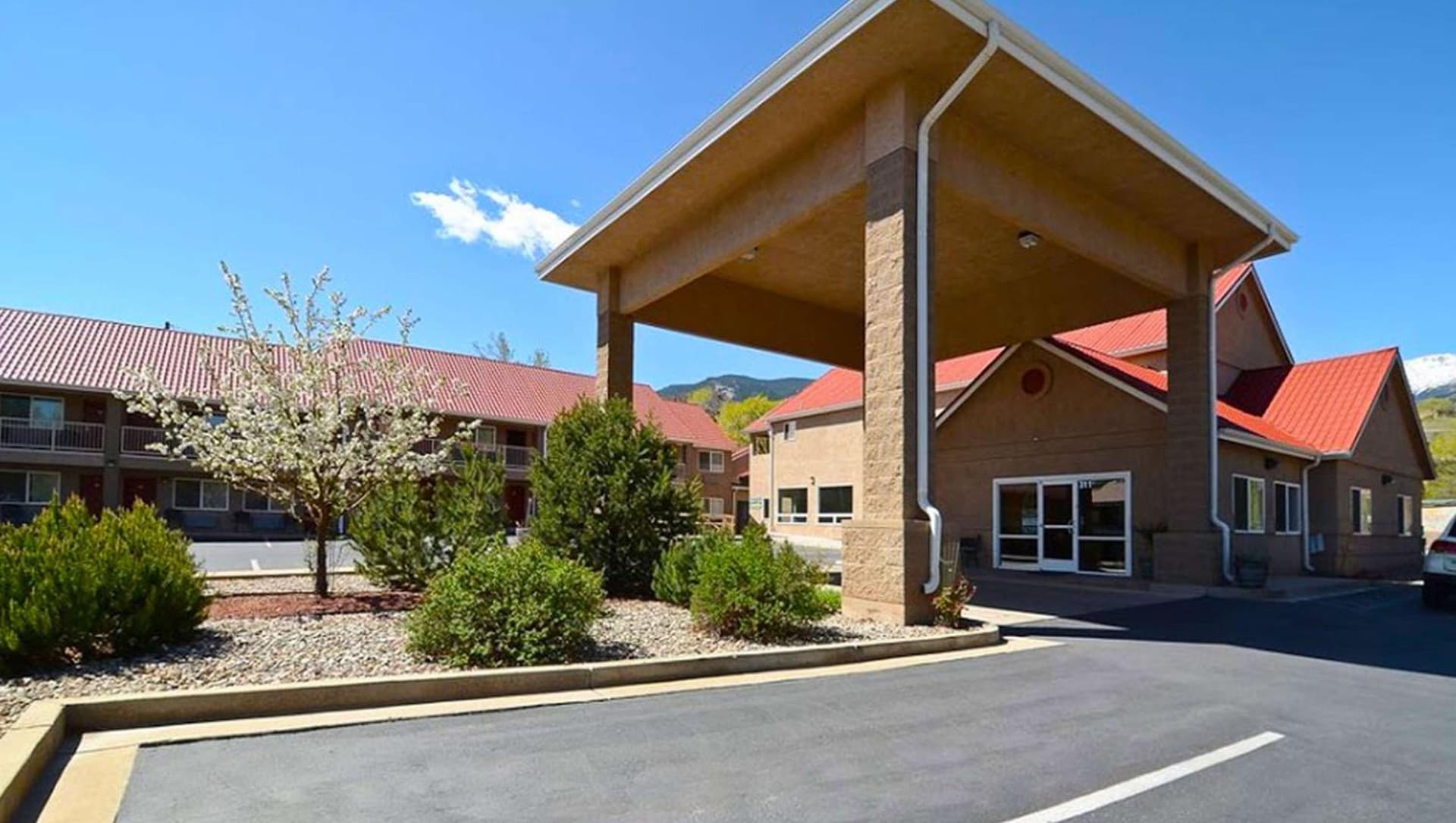 Tava Motel Manitou Springs property views in Manitou Springs, CO — gallery photo 3