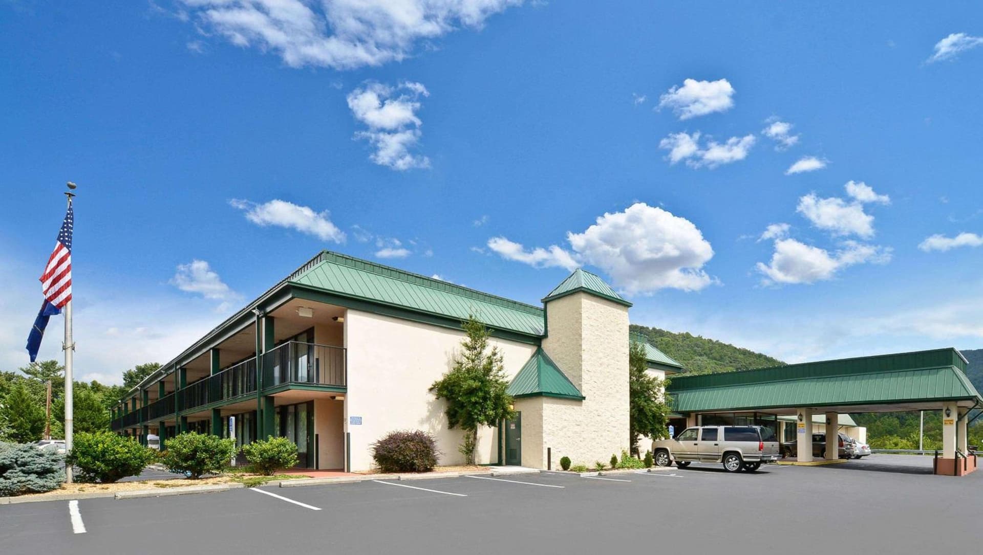 Hotel Red Rose by Townhouse Covington I-64 featured exterior or lobby in Covington, VA — similar hotel