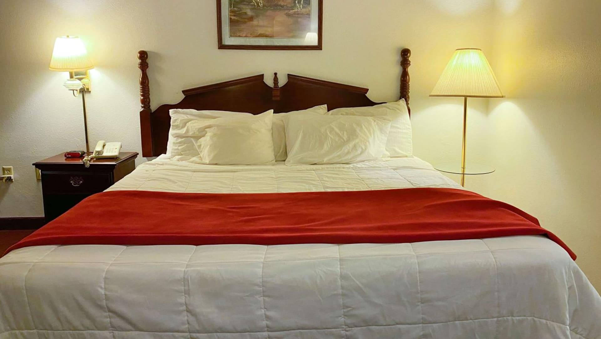 Voyageur Inn and Conference Center property views in Reedsburg, WI — gallery photo 3