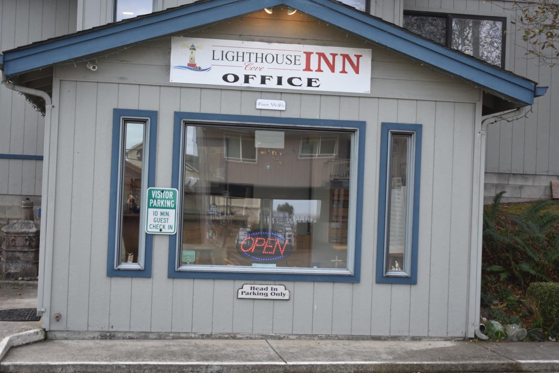 Lighthouse Cove Inn interior in Bandon, OR — gallery photo 2
