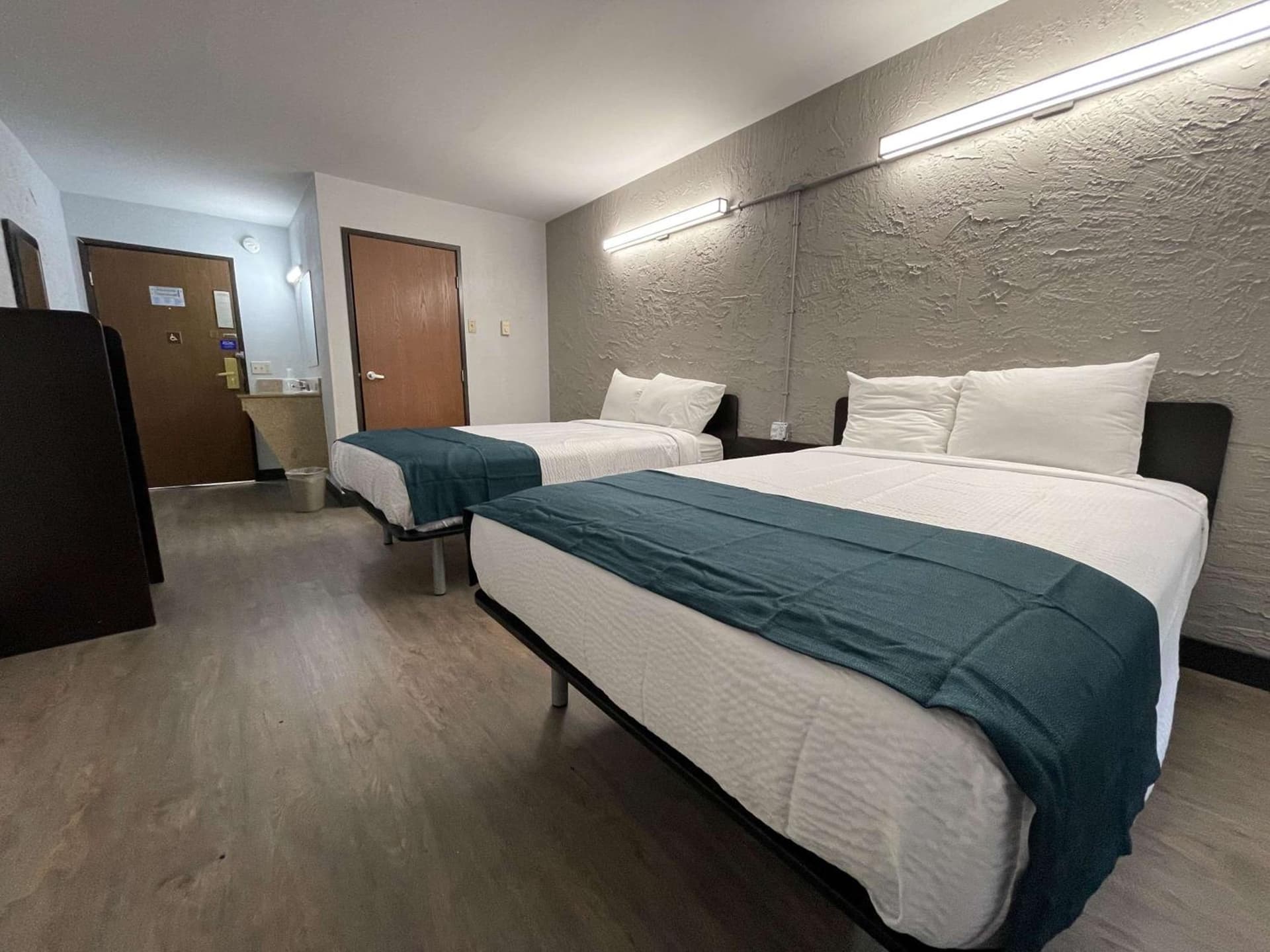 Motel 6-Green Bay, WI - Lambeau interior in Green Bay, WI — gallery photo 2