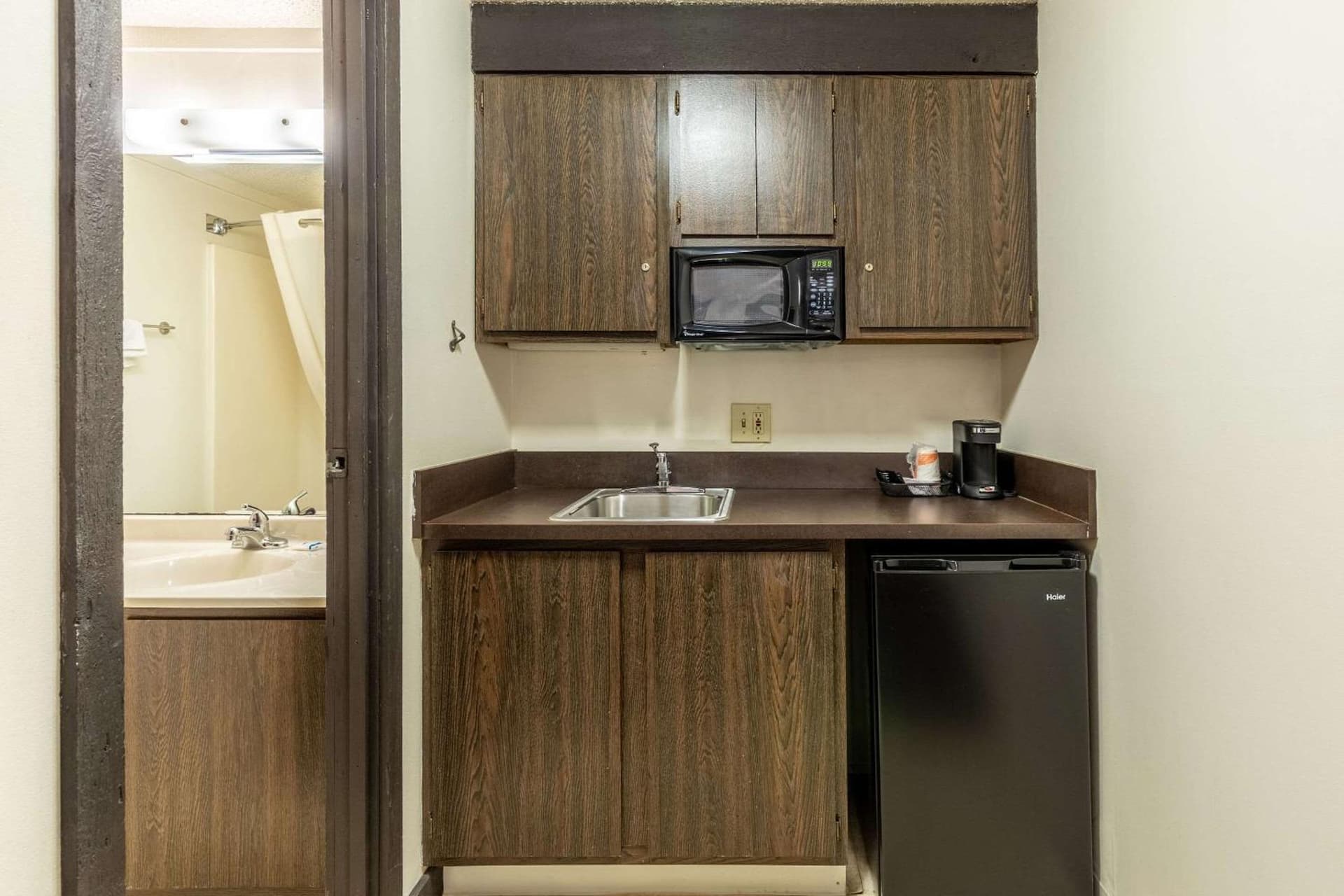 Value Inn Kenosha I-94 - Exit 344 property views in Pleasant Prairie, WI — gallery photo 3