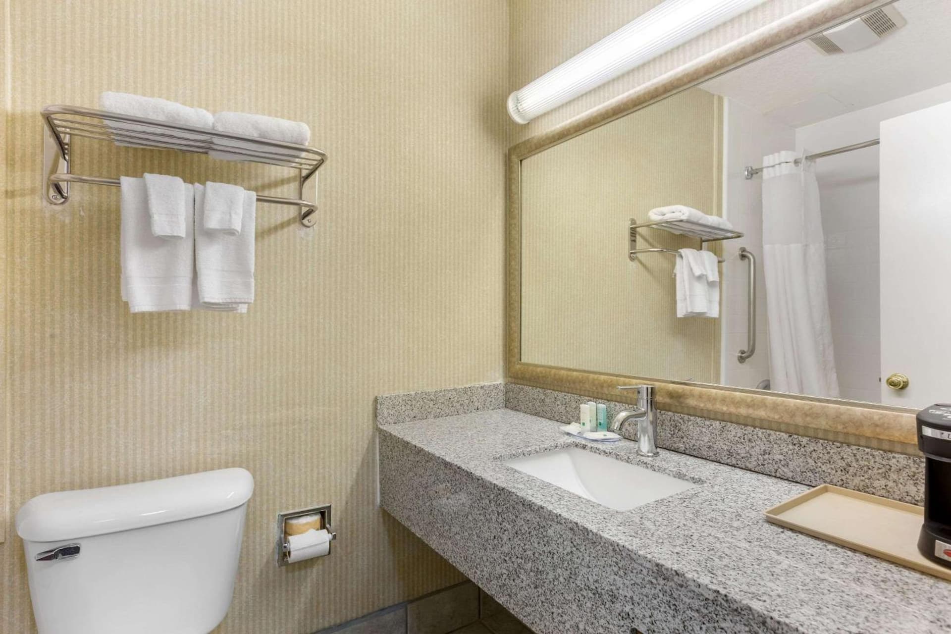 Quality Inn & Suites Oceanside Near Camp Pendleton gallery photo in Oceanside, CA — image 33