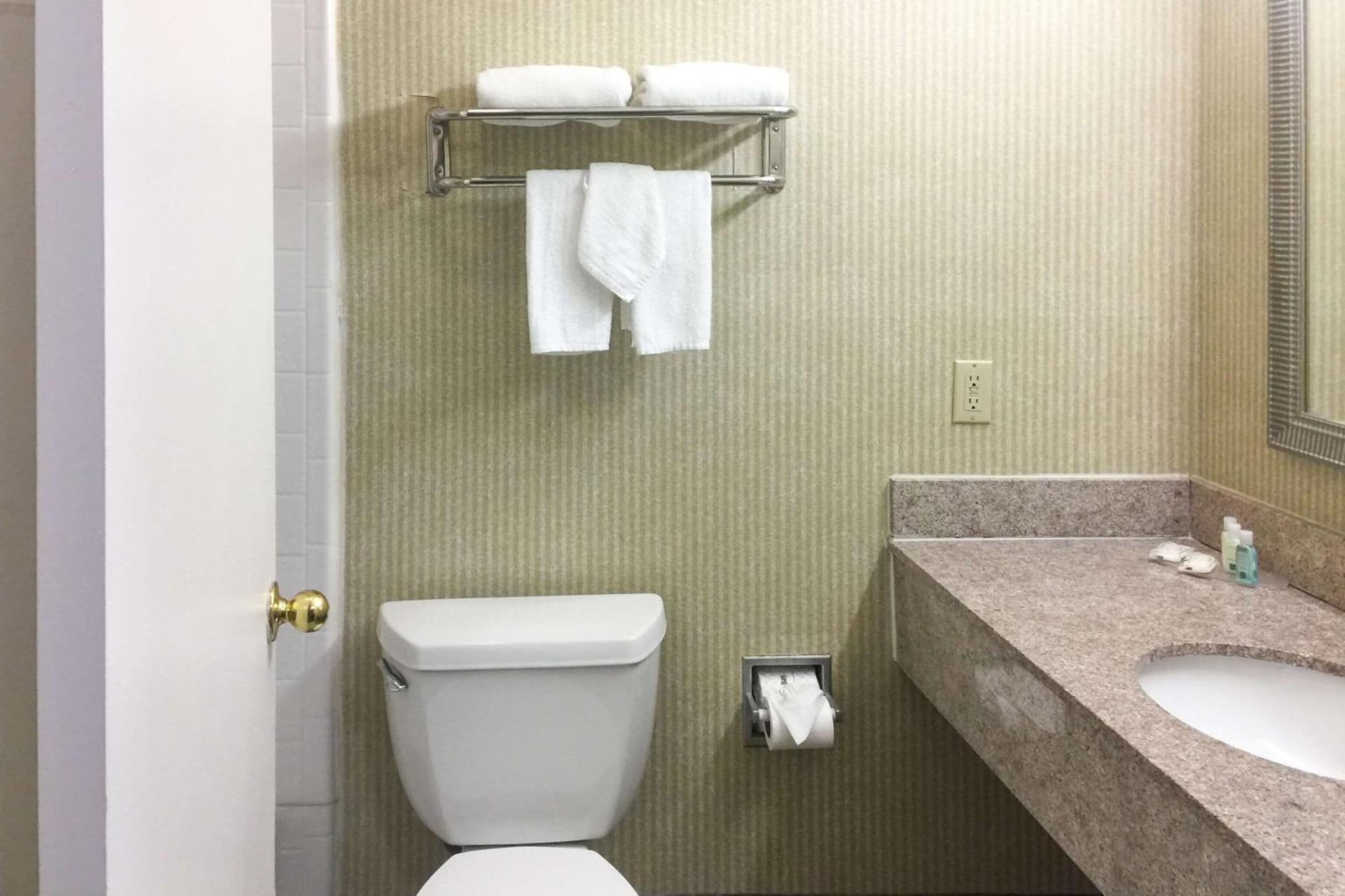 Quality Inn & Suites Oceanside Near Camp Pendleton gallery photo in Oceanside, CA — image 5