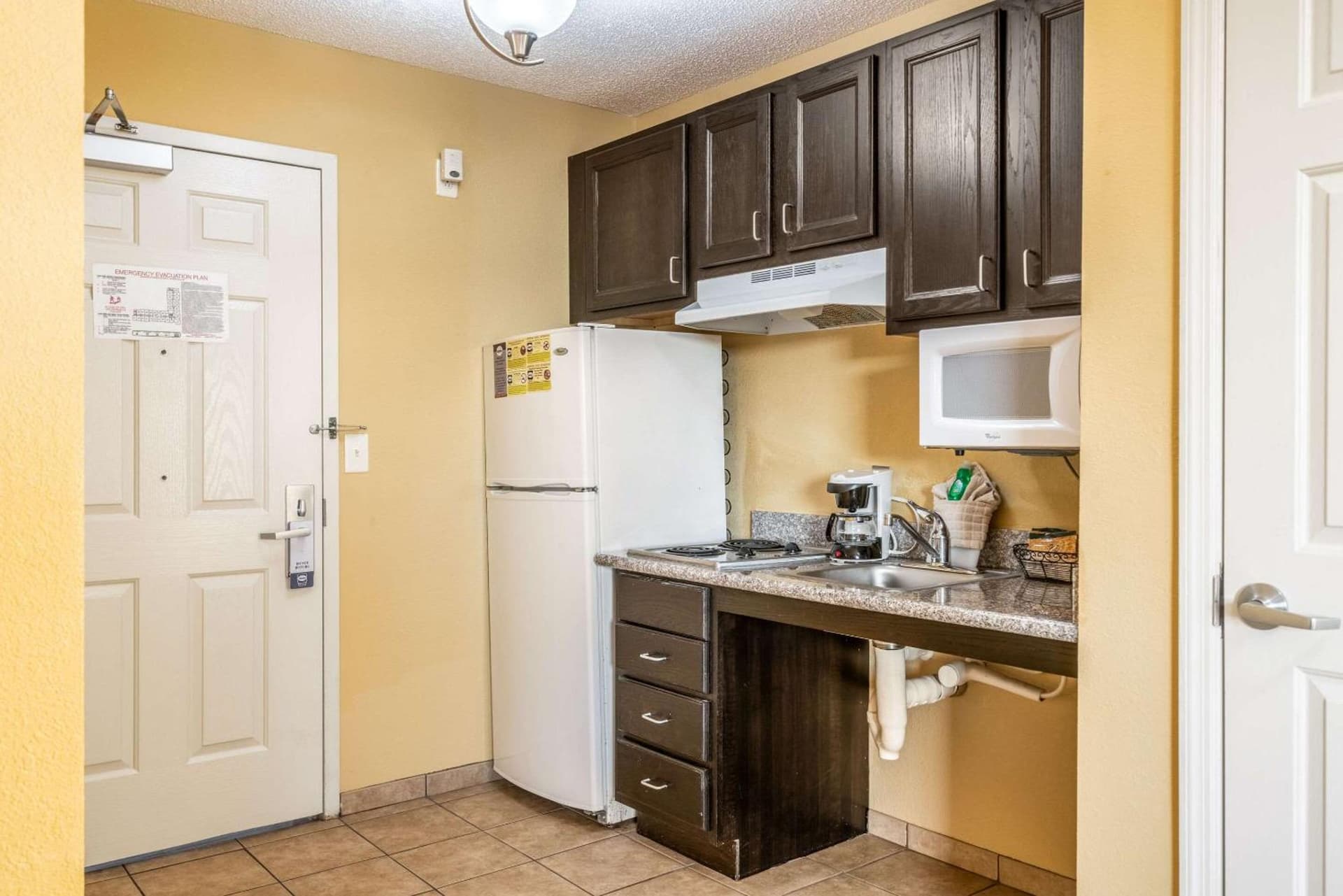Suburban Studios Near Camp Lejeune interior in Jacksonville, NC — gallery photo 2