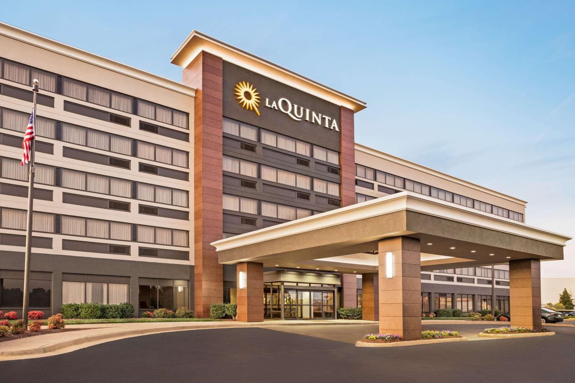 La Quinta Inn & Suites by Wyndham Richmond-Midlothian interior in Midlothian, VA — gallery photo 2
