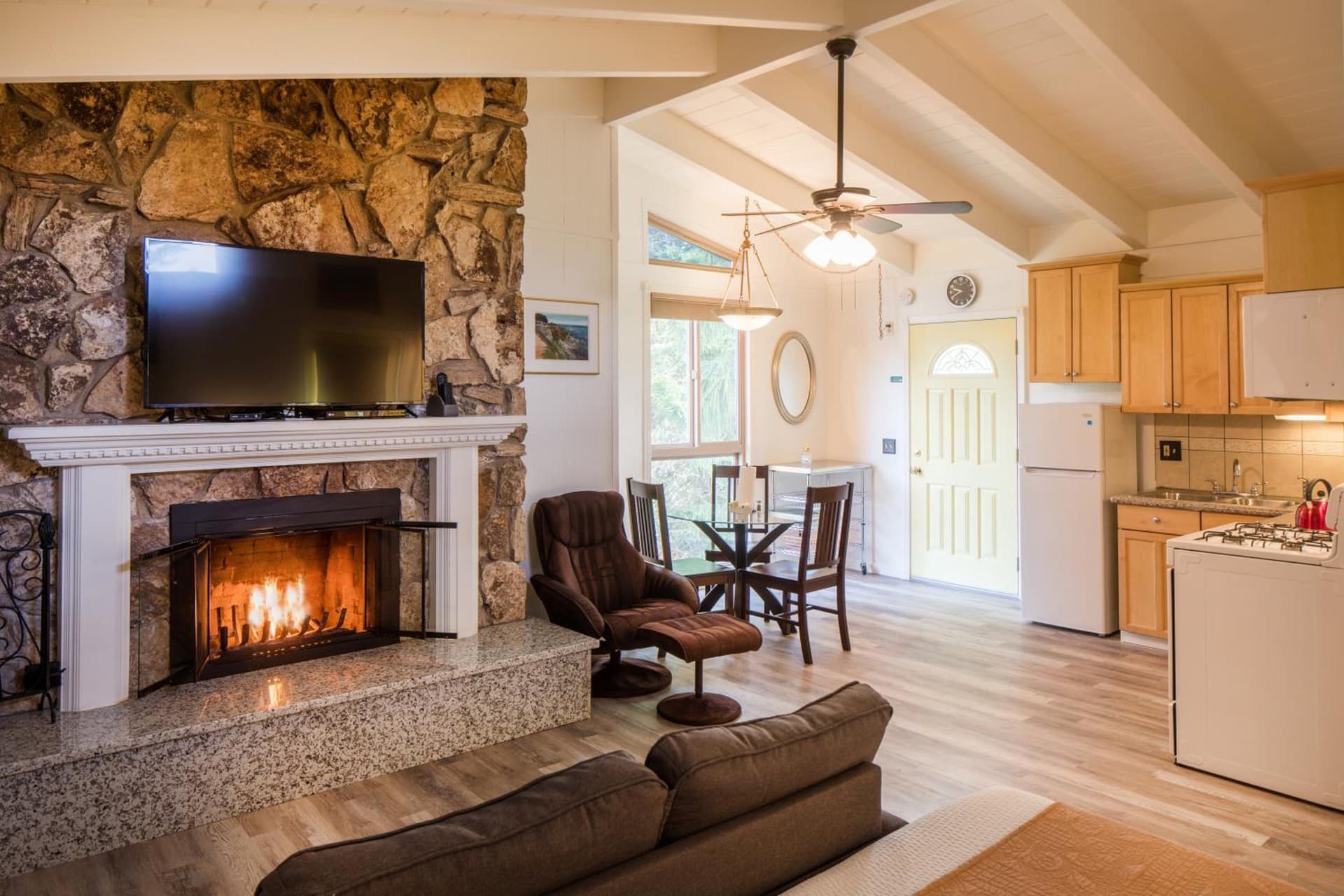 Andril Fireplace Cottages gallery photo in Pacific Grove, CA — image 108