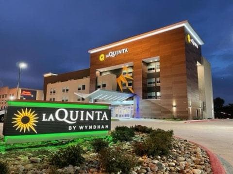 La Quinta Inn & Suites by Wyndham Dallas/Fairpark gallery photo in Dallas, TX — image 9