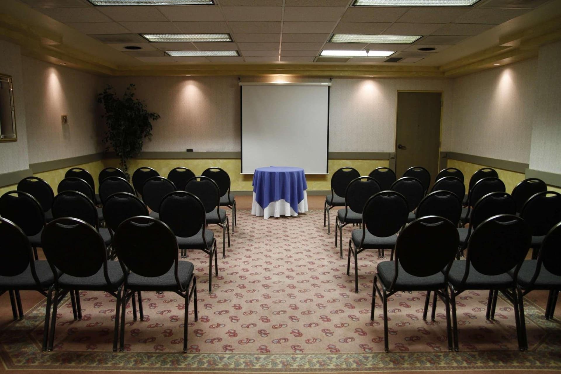 Ramada by Wyndham Viscount Suites Tucson East gallery photo in Tucson, AZ — image 49