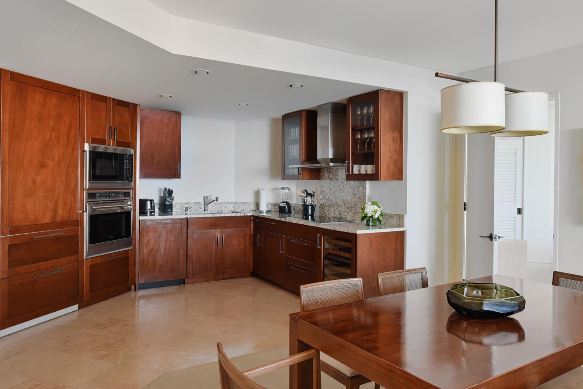 Ka Laʻi Waikiki Beach, LXR Hotels & Resorts gallery photo in Honolulu, HI — image 105